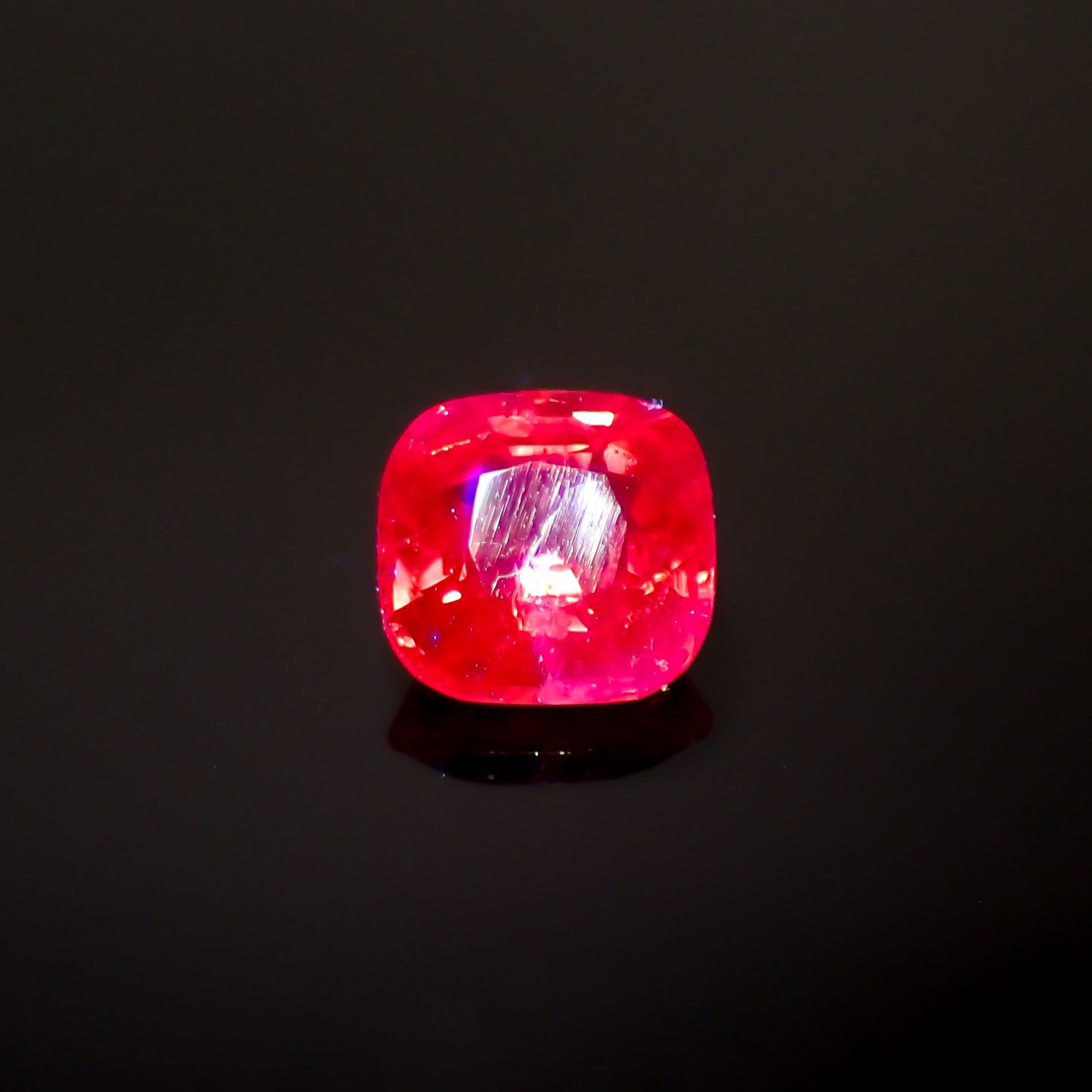 オレンジスピネル(宝石名スピネル)ビルマ/マダガスカル産 0.85ct 識別済[220817509]5.8x5.5mm前後
