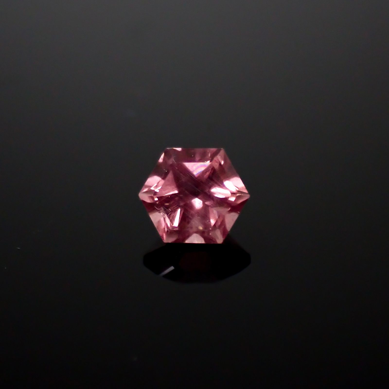 ◇ヘキサゴンカット◇カラーシフト マラヤガーネットSA(宝石名ガーネット) タンザニア産 0.45ct 識別済[210210092]4.1×4mm前後