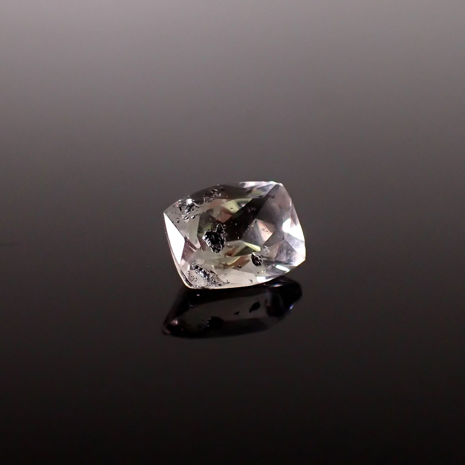 グラファイトインクォーツ ブラジル産 2.13ct / 9.2x7.1mm前後 [260331935]