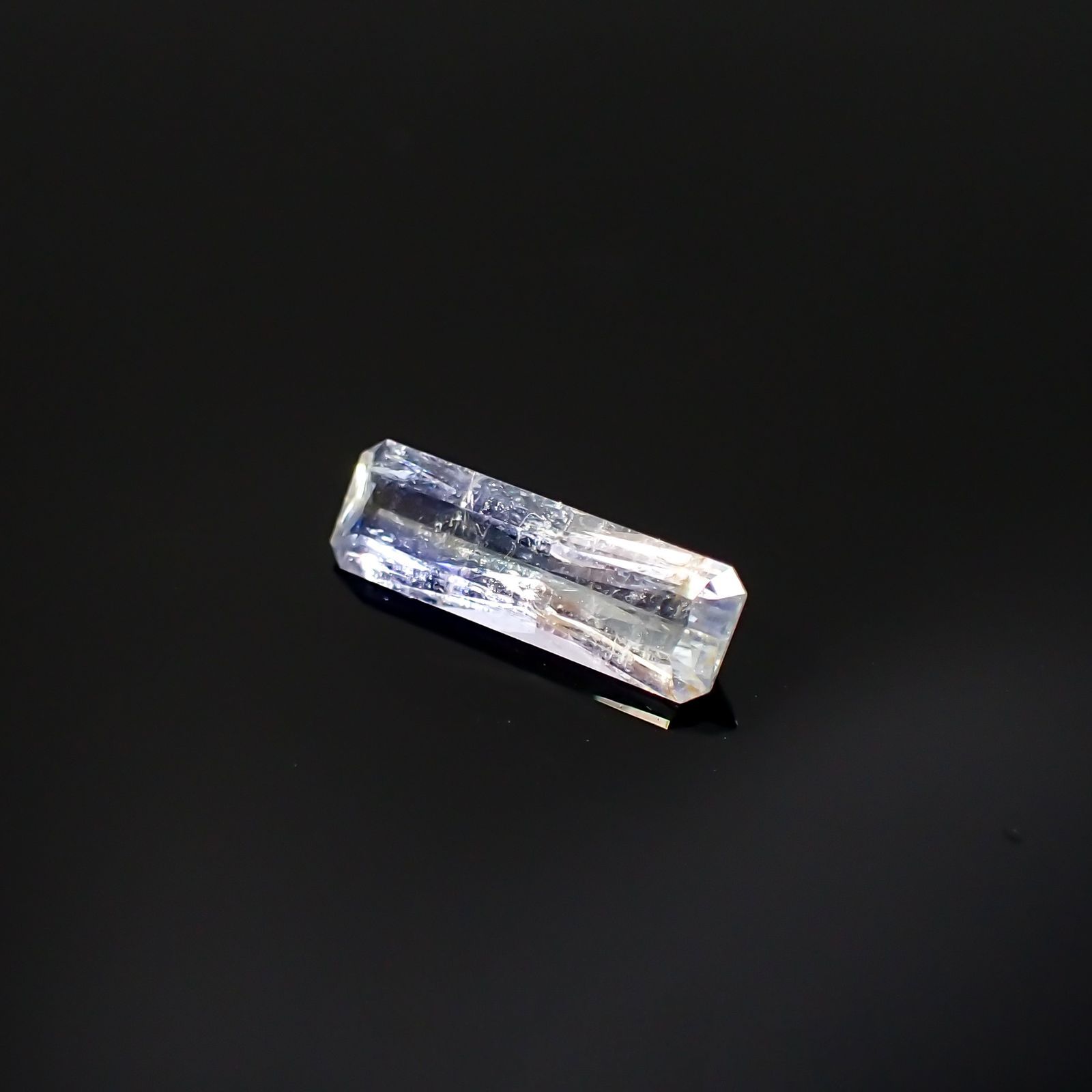 ジェレメジェバイト(宝石名エレメジェバイト)ナミビア産 0.904ct ソ付(彩珠)[220616455]11.4x3.6mm前後