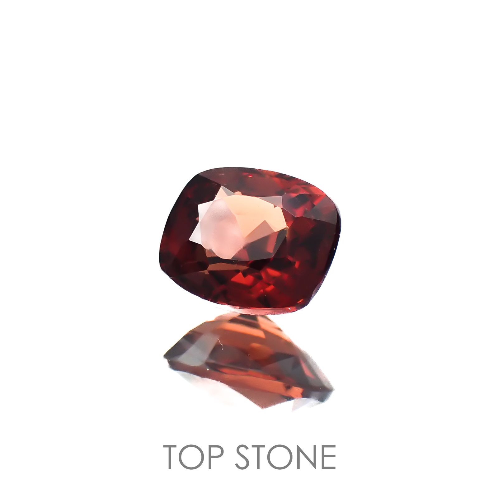 レッドスピネル(宝石名スピネル)ビルマ/マダガスカル産 0.62ct 識別済[220817538]5.3x4.5mm前後