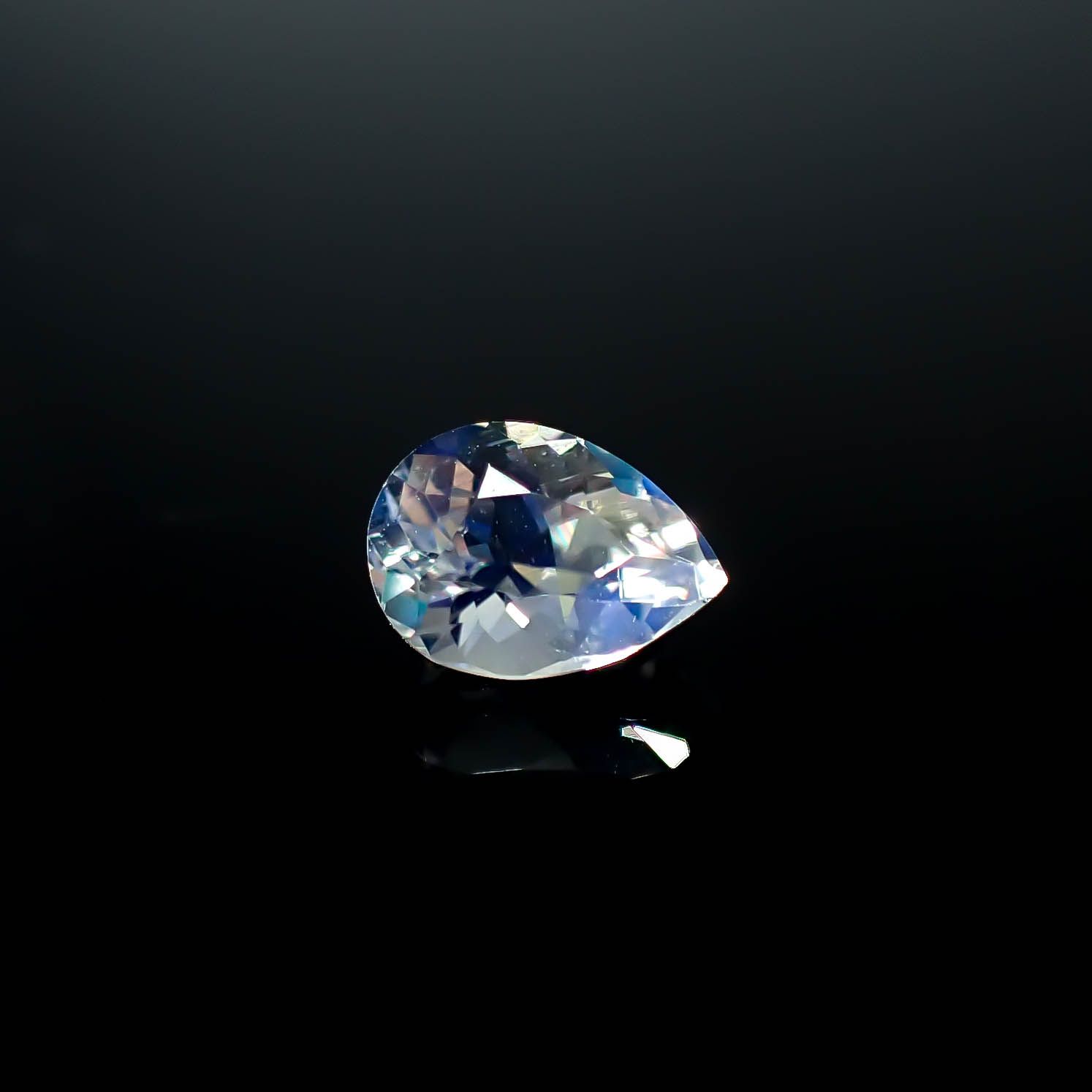レインボームーンストーン ザンビア産 0.70ct [250730909]6.9x4.9mm前後