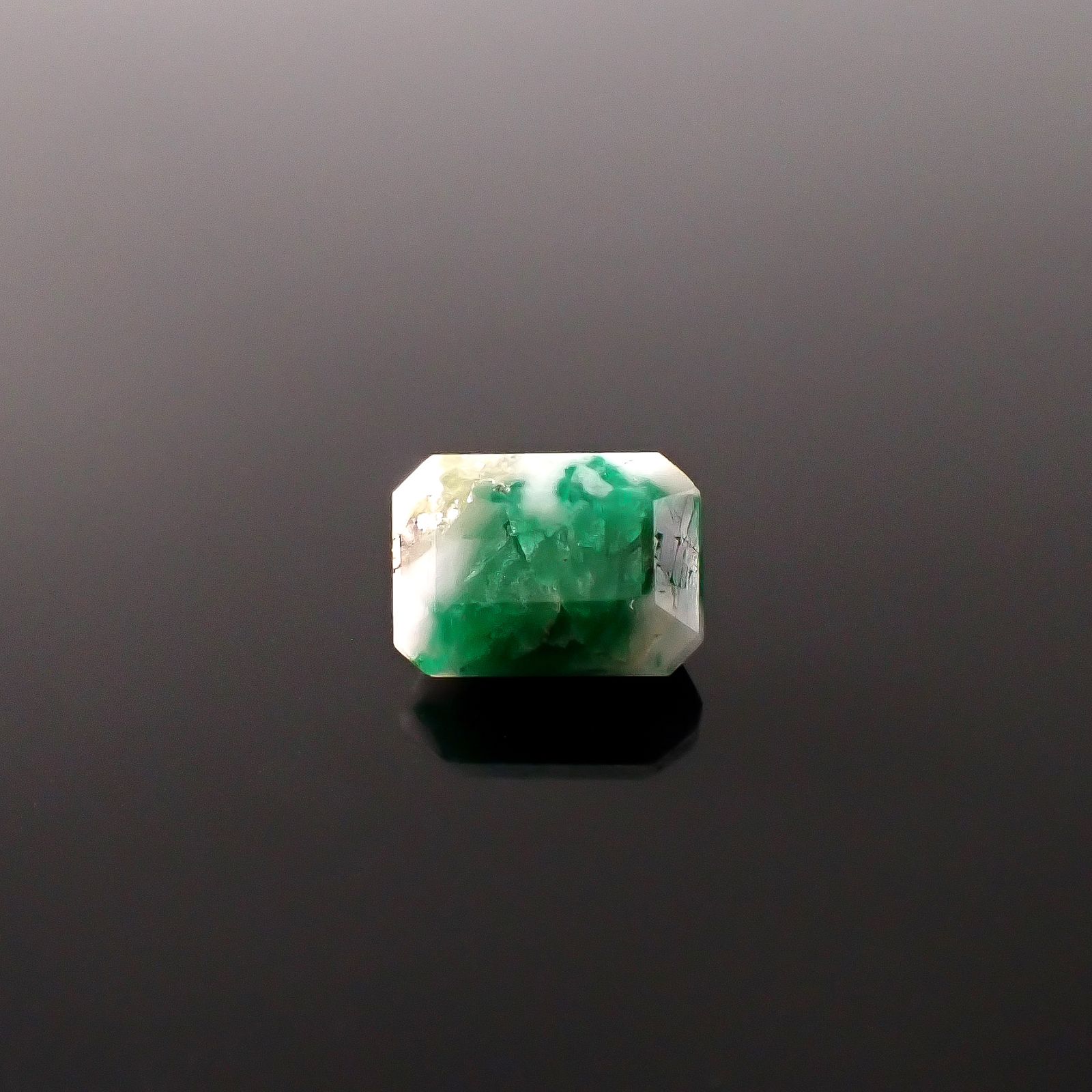 エメラルドインクォーツ パキスタン産 4.46ct / 11.3x8.2mm前後 [260231658]