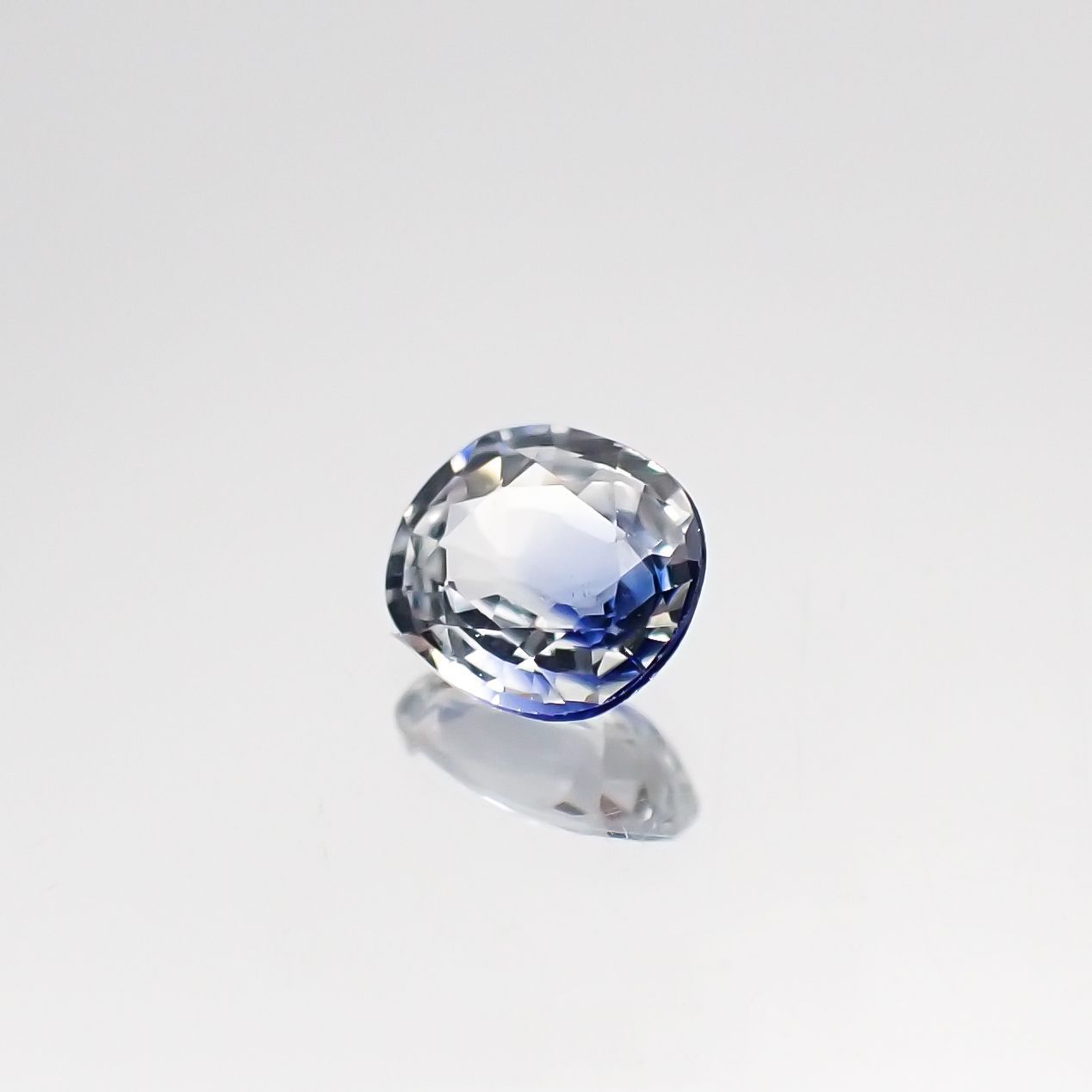 アイスブルーサファイア スリランカ・マダガスカル産 ルース 0.32ct[210711178]4.5×3.9mm前後