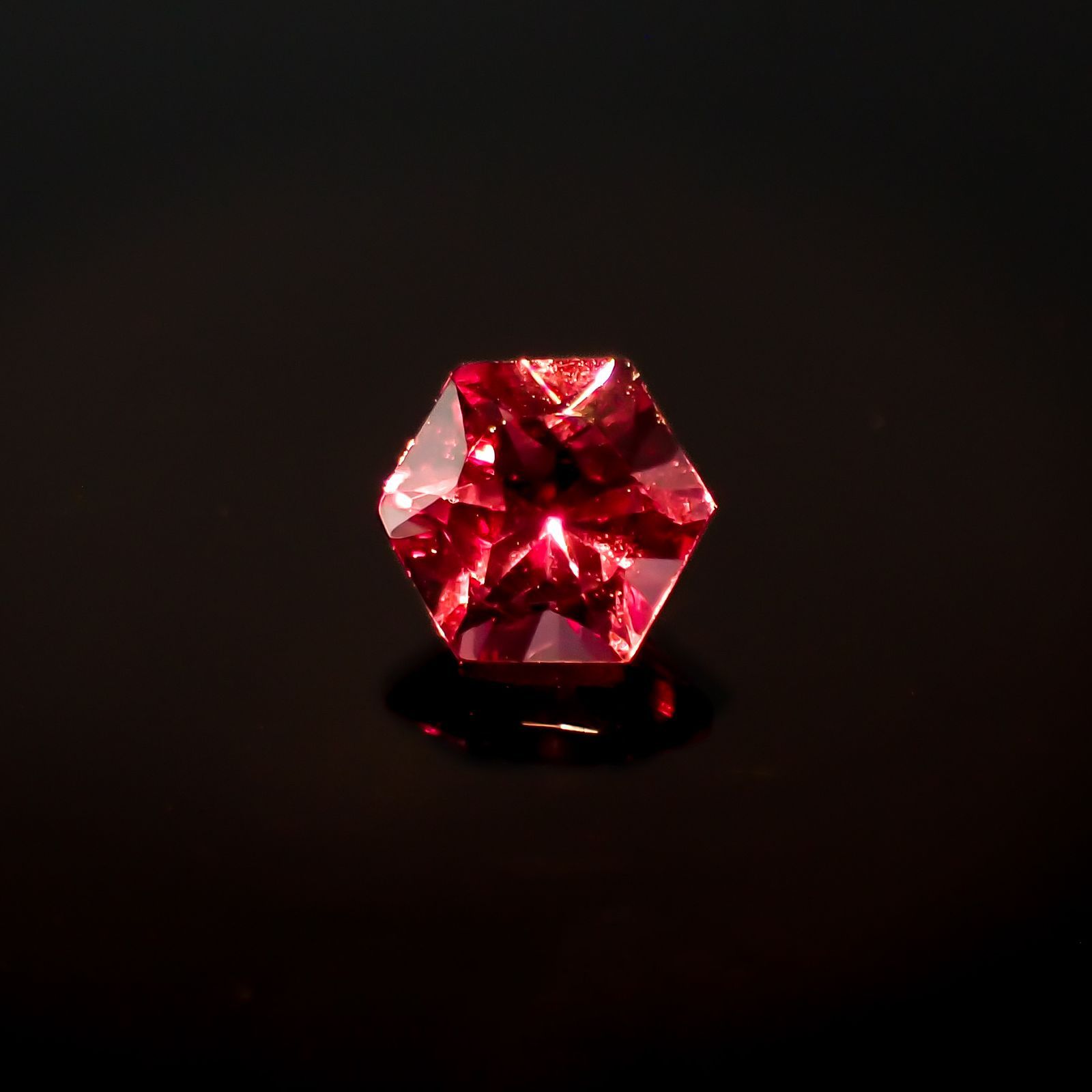 ◇ヘキサゴンカット◇カラーシフトマラヤガーネットSA(宝石名ガーネット)タンザニア産 0.37ct 識別済[220918042]4.1x4.1mm前後