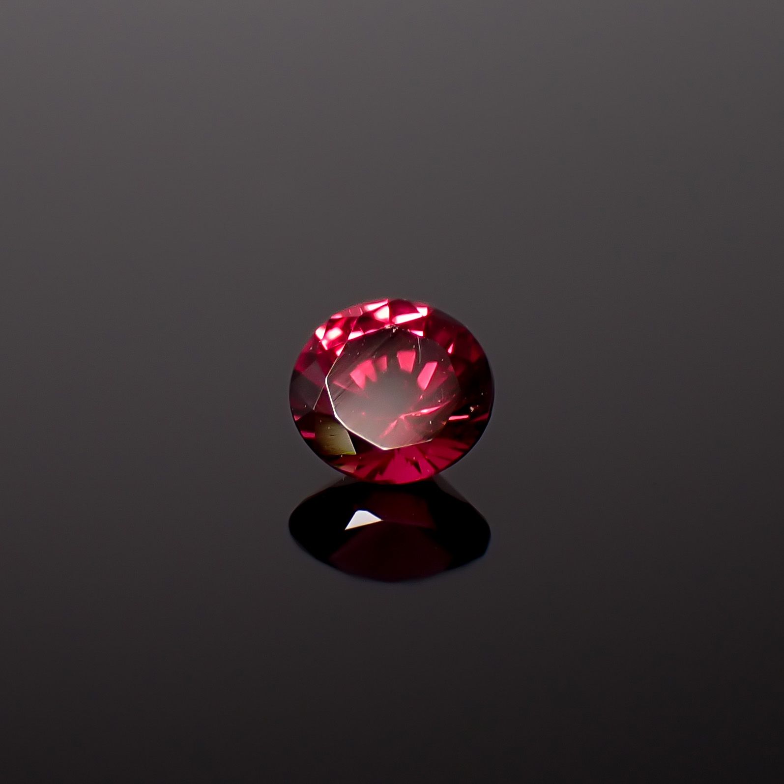 レッドスピネル タンザニア産 0.23ct / 3.8x3.8mm前後 [260732558]