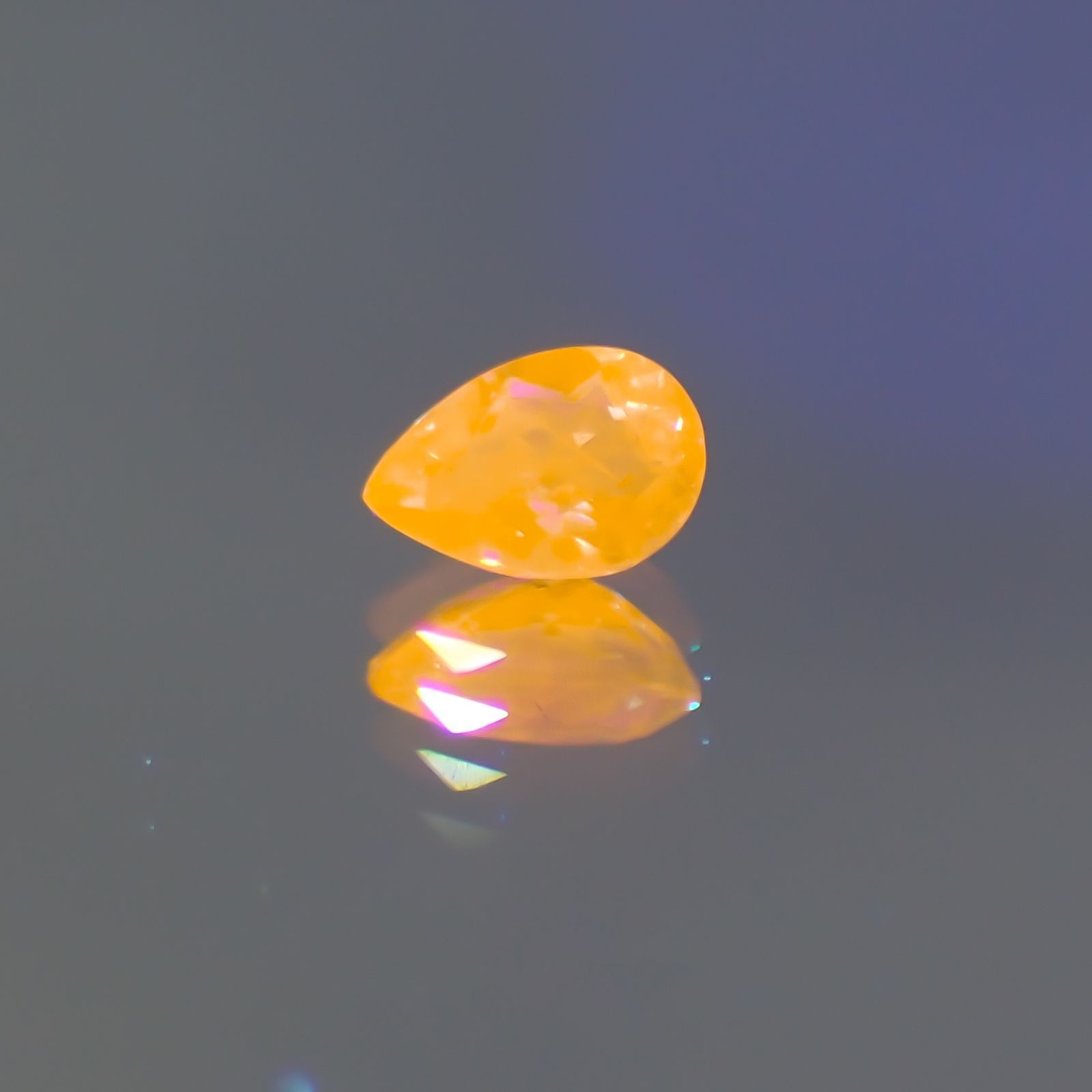 アウイナイト フルオレッセンス(宝石名アウイナイト) ドイツ産 0.166ct ソ付(日独)[210210034]4.5×3.3mm前後