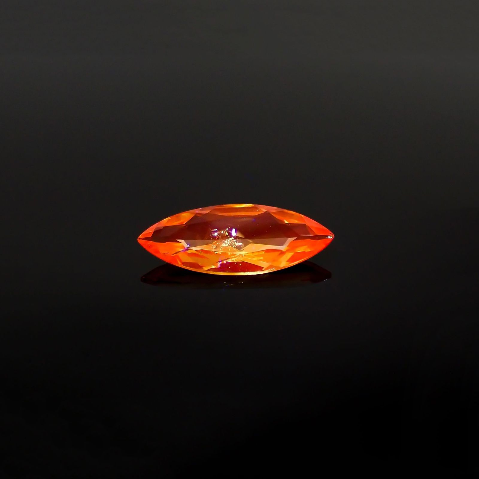 マグネシオアキシナイト フルオレッセンス(宝石名マグネシオ・アキシナイト)タンザニア産 ソ付(日独) 2.510ct / 17.22x6.39mm前後 [230421871]