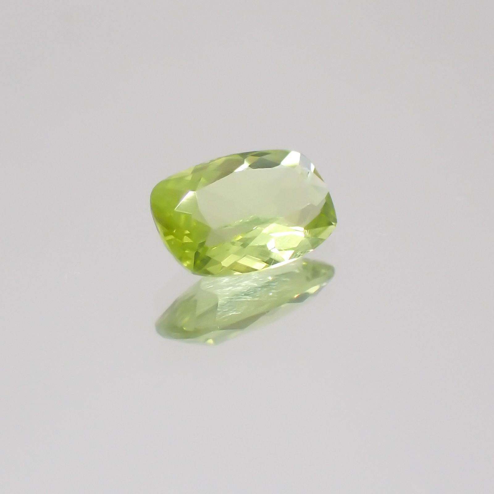 グリーンエンスタタイト(宝石名グリーン・エンスタタイト)カメルーン産 0.44ct 識別済[231224388]6x4mm前後