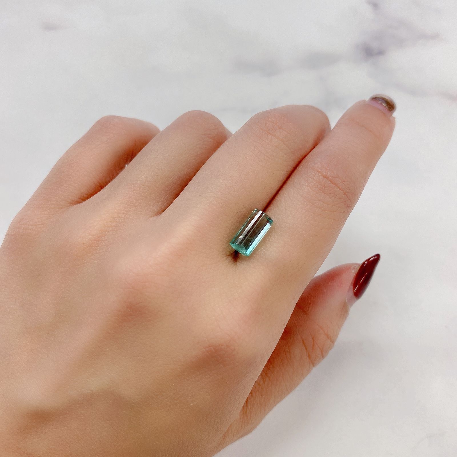エメラルド(宝石名エメラルド ヘッド・ベリル) コロンビア産 原石・結晶 2.564ct ソ付(彩珠)[20062735]9.9×5.4mm前後