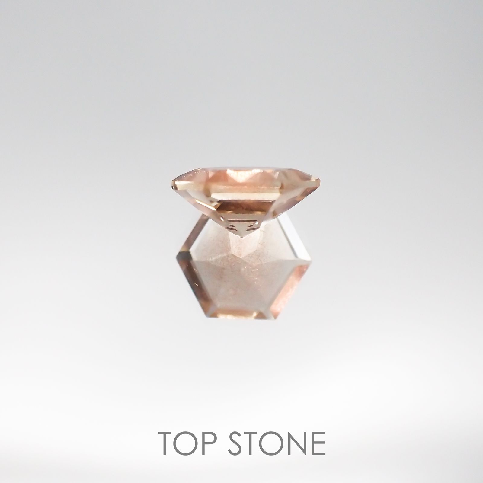 ◇ヘキサゴンカット◇オレゴンサンストーンSA(宝石名ラブラドライト) アメリカ・オレゴン州産 0.67ct 識別済[210610970]6×5.9mm前後