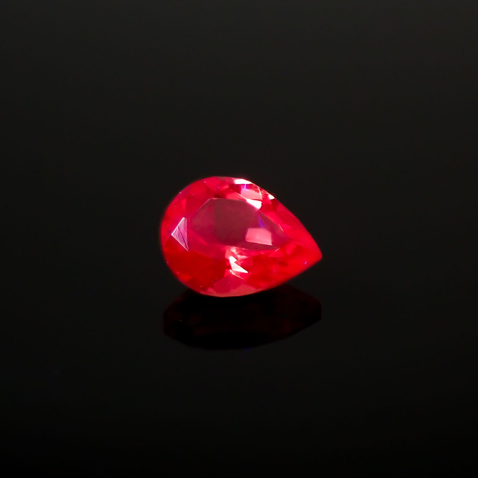 レッドスピネル(宝石名スピネル)タンザニア産 0.20ct 識別済[230522107]4.1x3.1mm前後