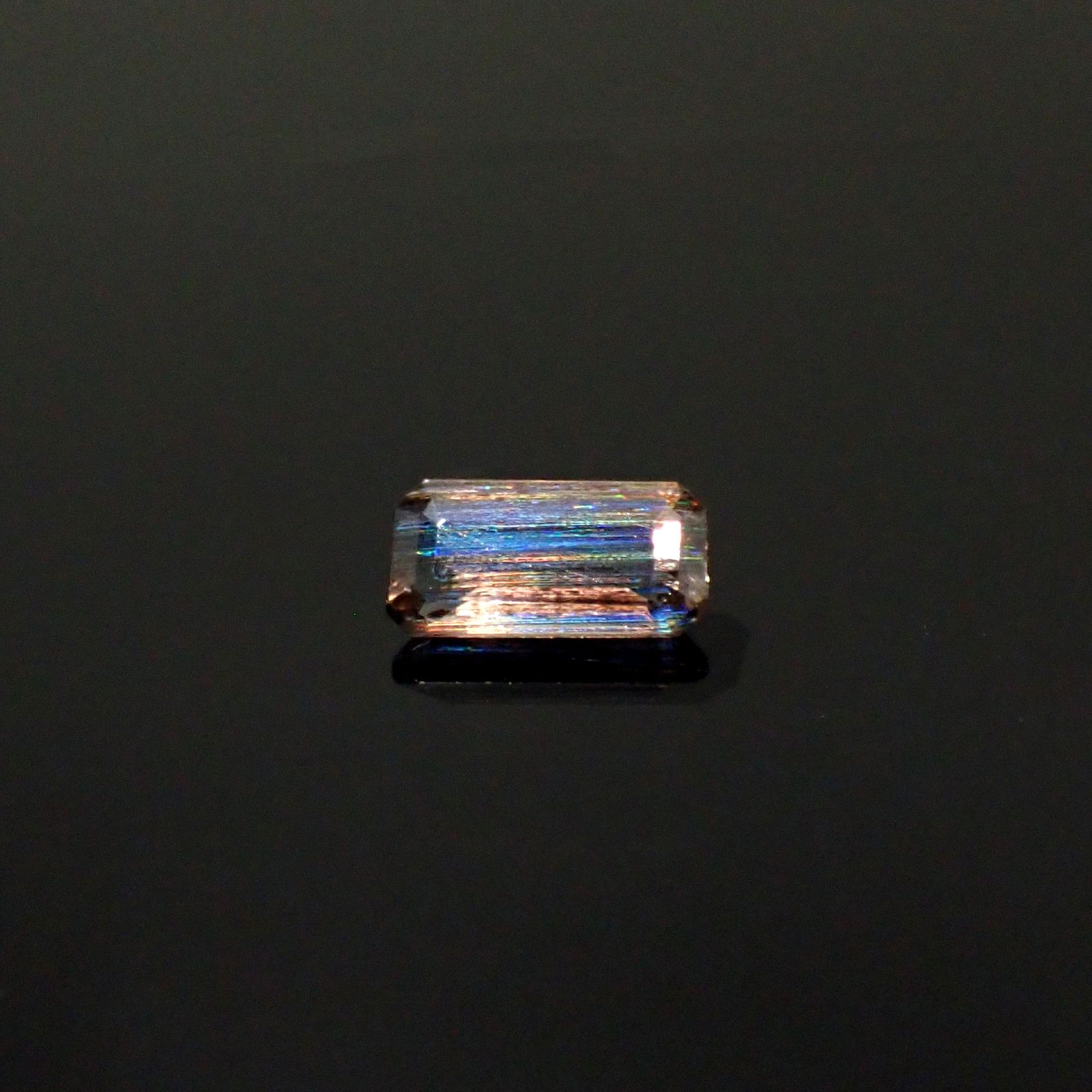 レインボースキャポライト ブラジル産 0.67ct / 7.9x3.9mm前後 [250931058]