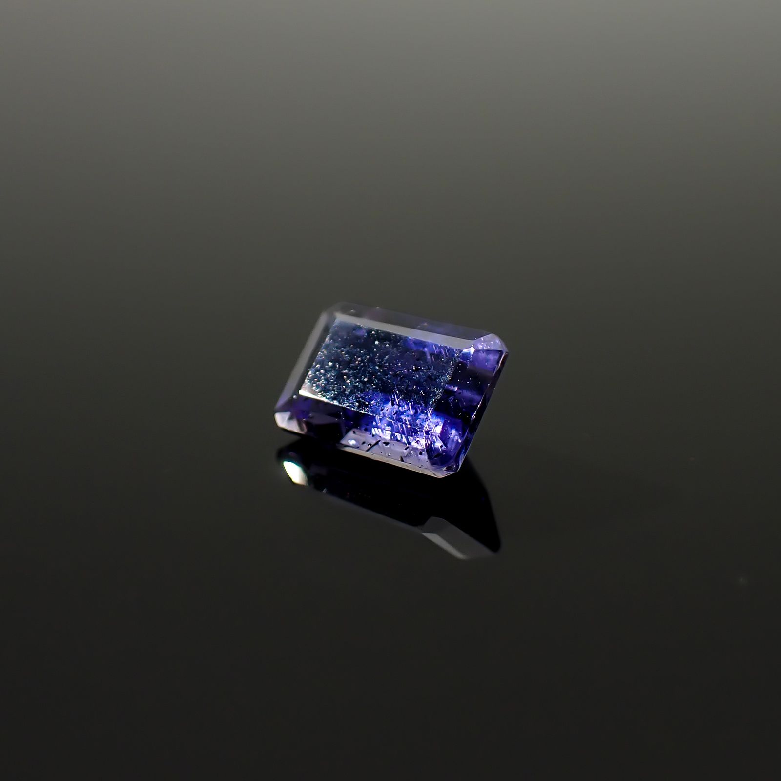 アイオライトサンストーン インド/ブラジル産 0.93ct / 6.9x4.9mm前後 [260932633]