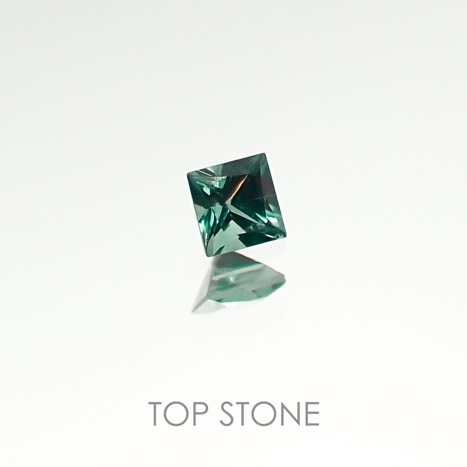 ◇プリンセスカット◇カラーチェンジガーネット(アレキタイプ) マダガスカル・ベキリー産 ルース 0.057ct[20106621]2.1×2.1mm前後