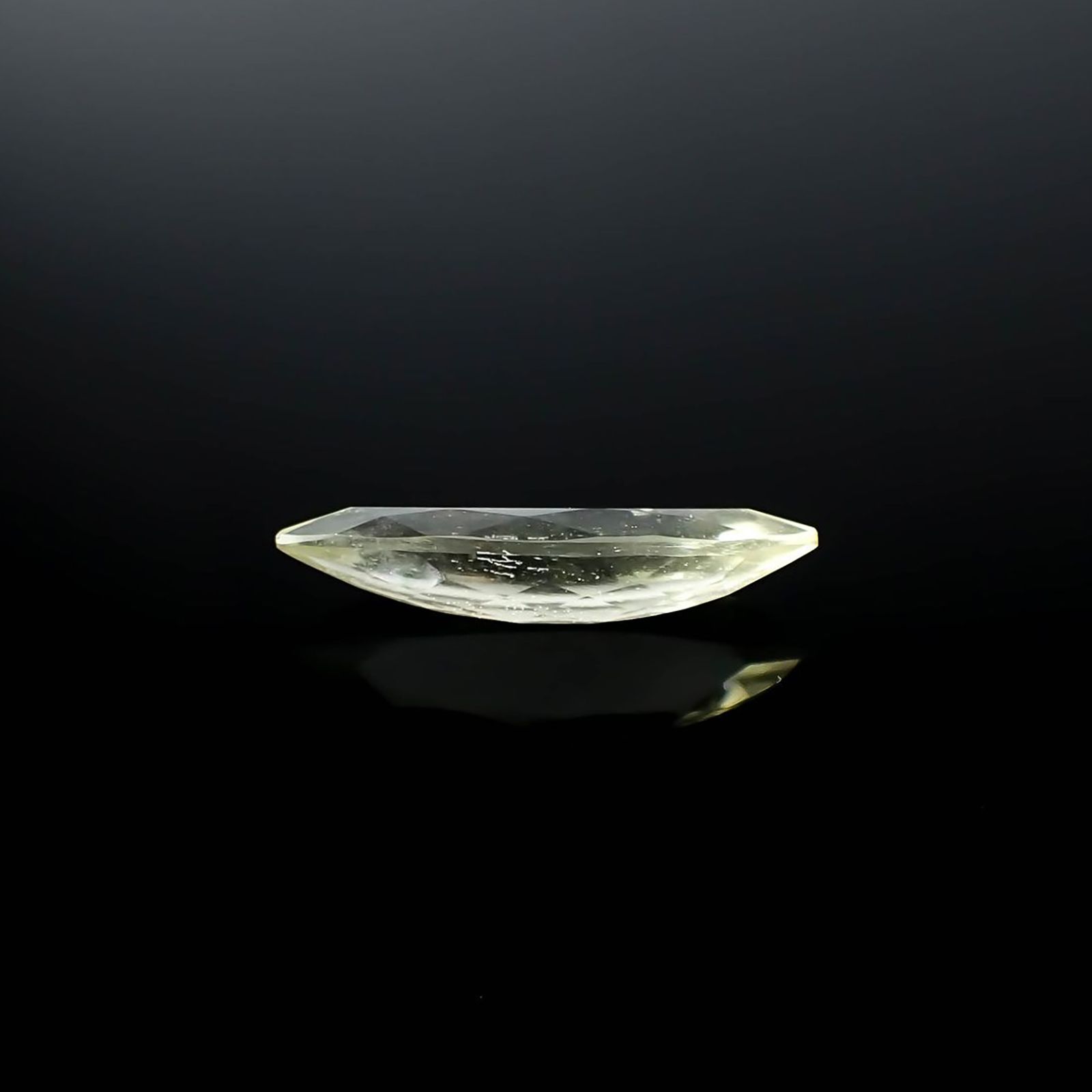 リビアングラス 発見地：エジプト・リビア砂漠 7.72ct / 27.8x10.4mm前後 [251131306]