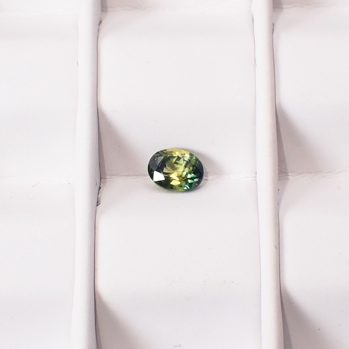 バイカラーサファイア タンザニア産 0.41ct / 4.7x3.6mm前後 [250931131]