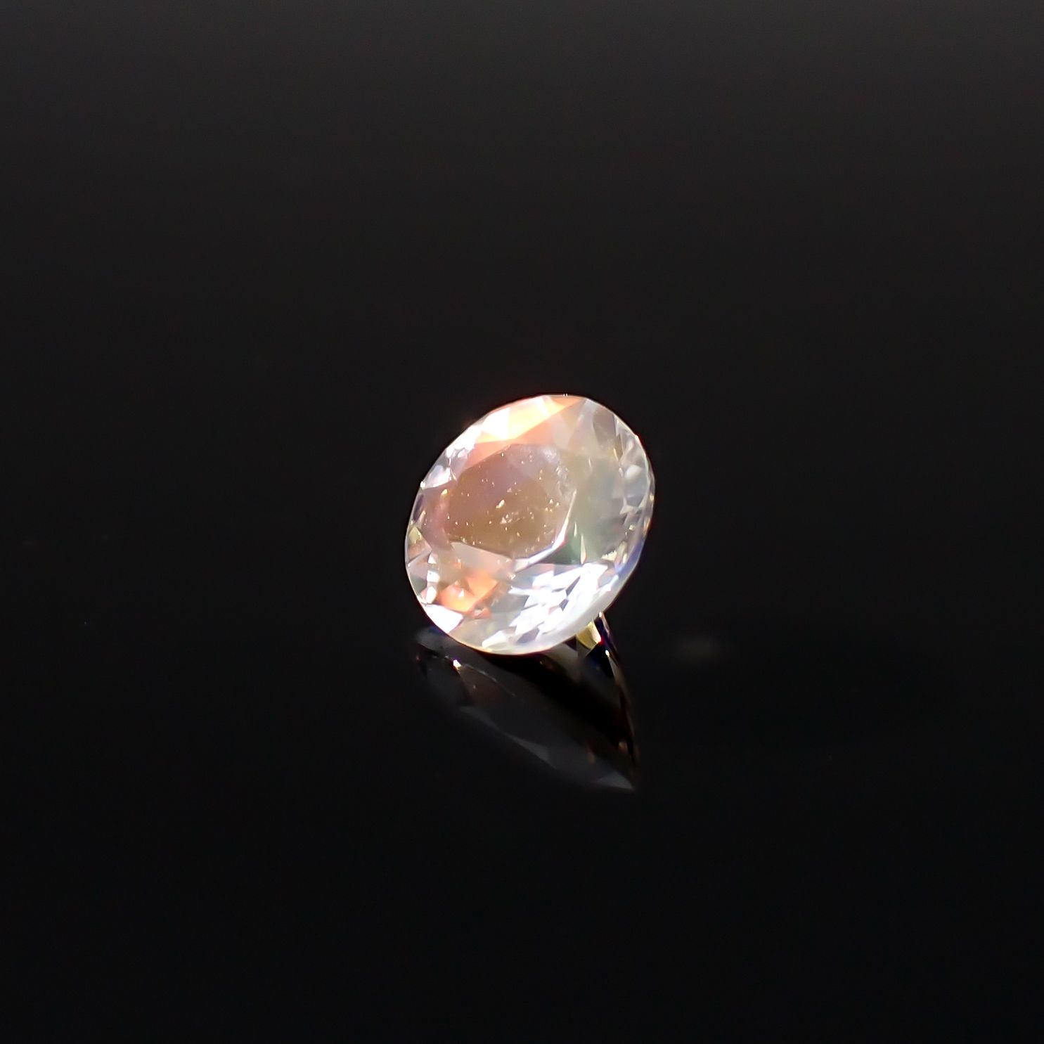 レインボームーンストーン マダガスカル産 0.74ct / 6.1x6.1mm前後 [260632386]