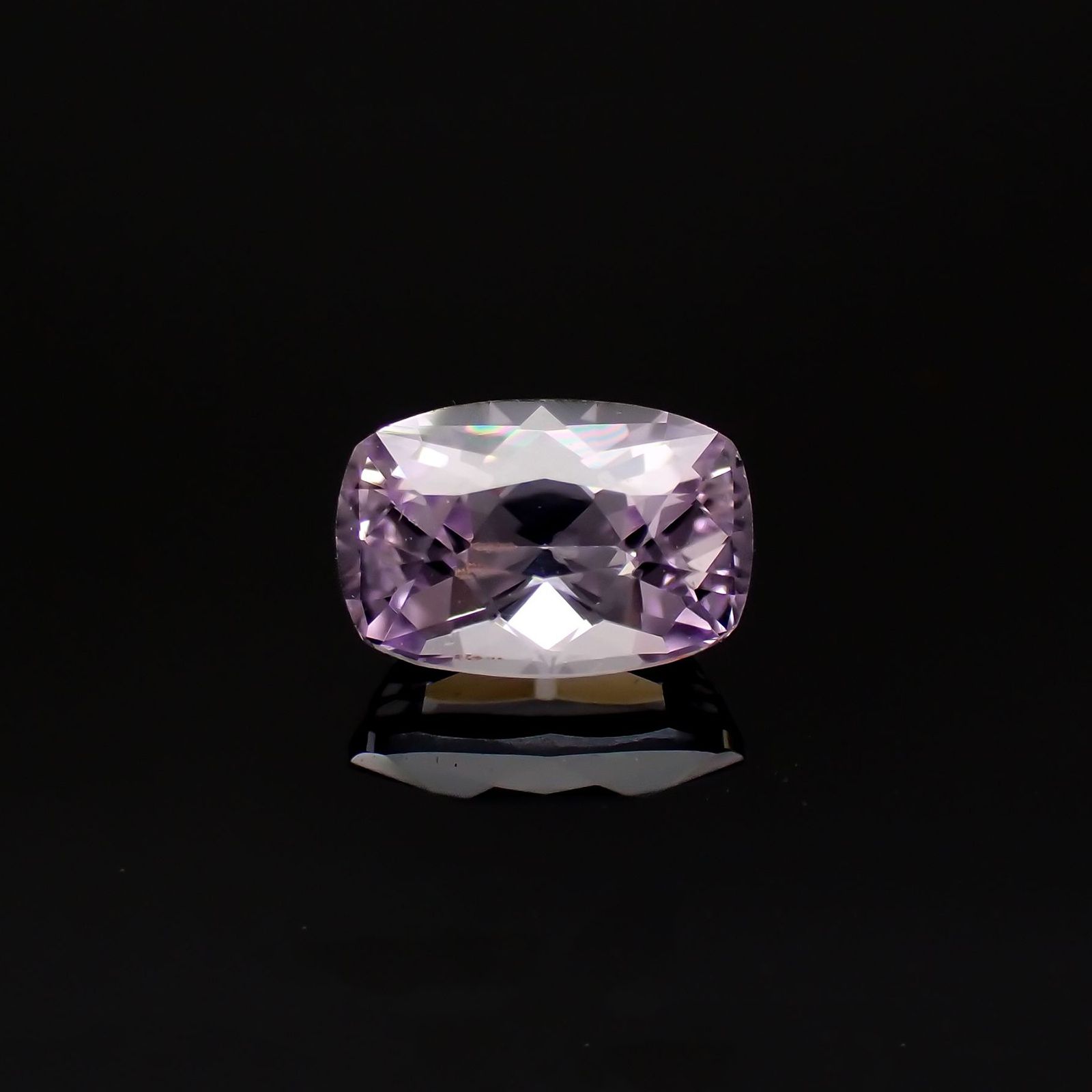 ラベンダーサファイア(宝石名サファイア)スリランカ/マダガスカル産 0.70ct 識別済[250817479]5.8x3.9mm前後