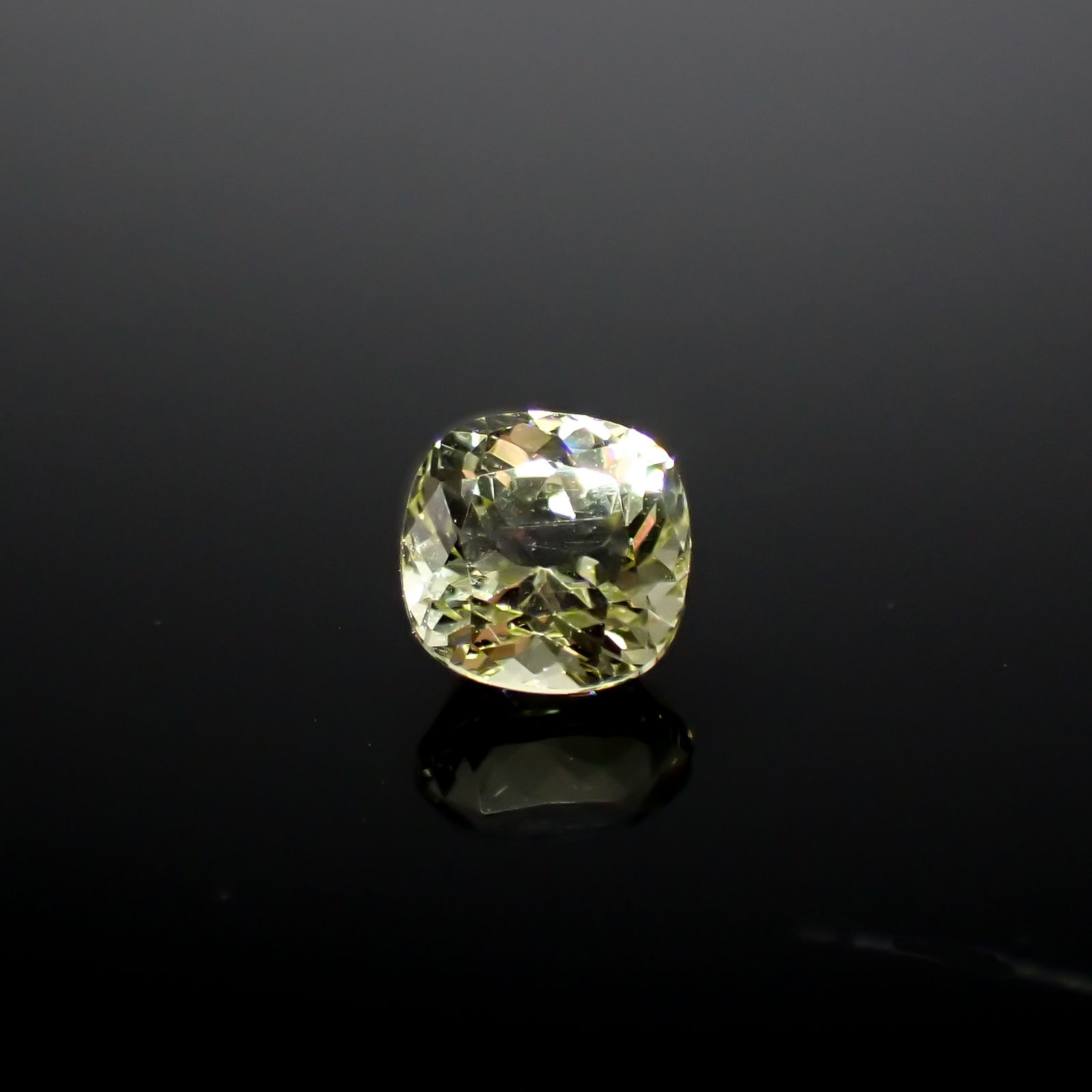 イエローアパタイト メキシコ産 0.94ct [241129467]5.4x5.4mm前後