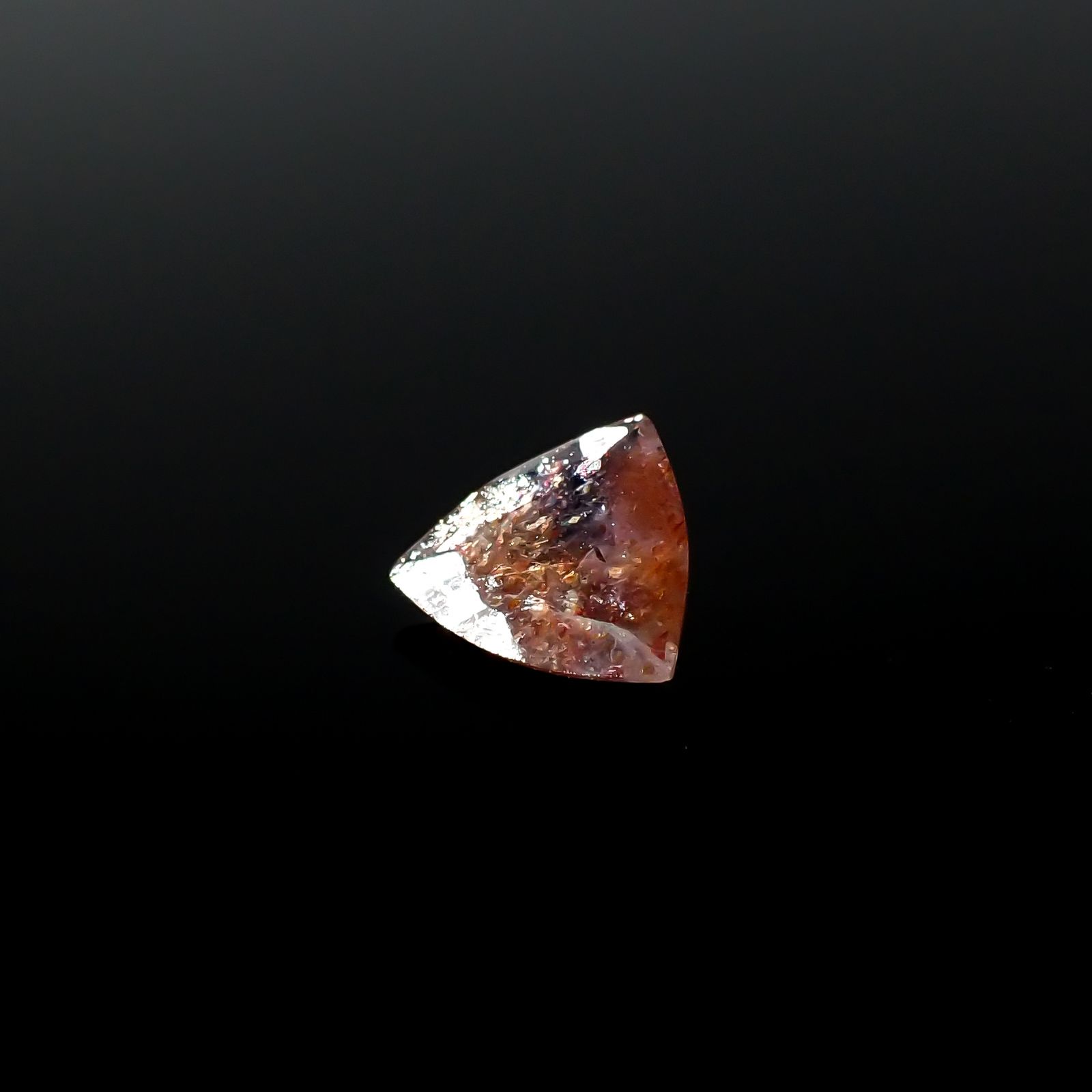 ブラッドショットアイオライト インド産 0.55ct[240125387]6.5x6.3mm前後