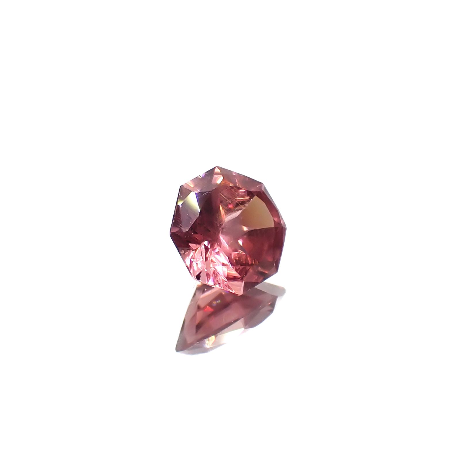 ◇オクタゴンカット◇カラーシフト マラヤガーネットSA(宝石名ガーネット) タンザニア産 0.60ct 識別済[210210086]5.1×5mm前後
