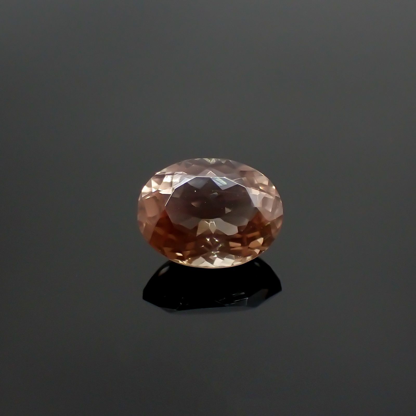 バイカラーオレゴンサンストーン(宝石名バイカラー・ラブラドライト) アメリカ・オレゴン州産 1.179ct ソ付(彩珠)[250711950]7.7×6.1mm前後