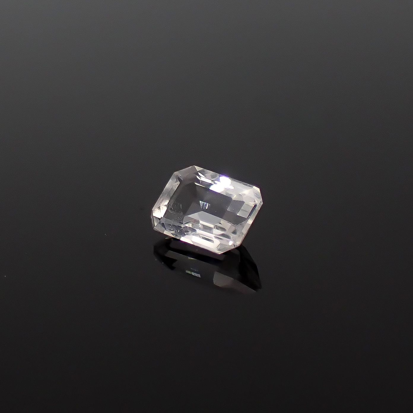 テネブレッセンススキャポライト アフガニスタン産 0.18ct / 4.1x2.9mm前後 [260432045]