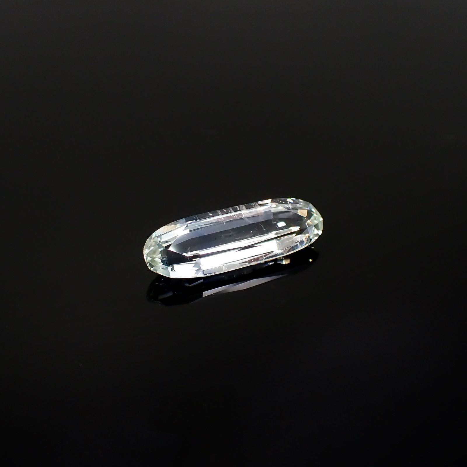 ジェレメジェバイト(宝石名エレメジェバイト)ナミビア産 ソ付(彩珠) 2.016ct / 14.7x4.9mm前後 [220616457]