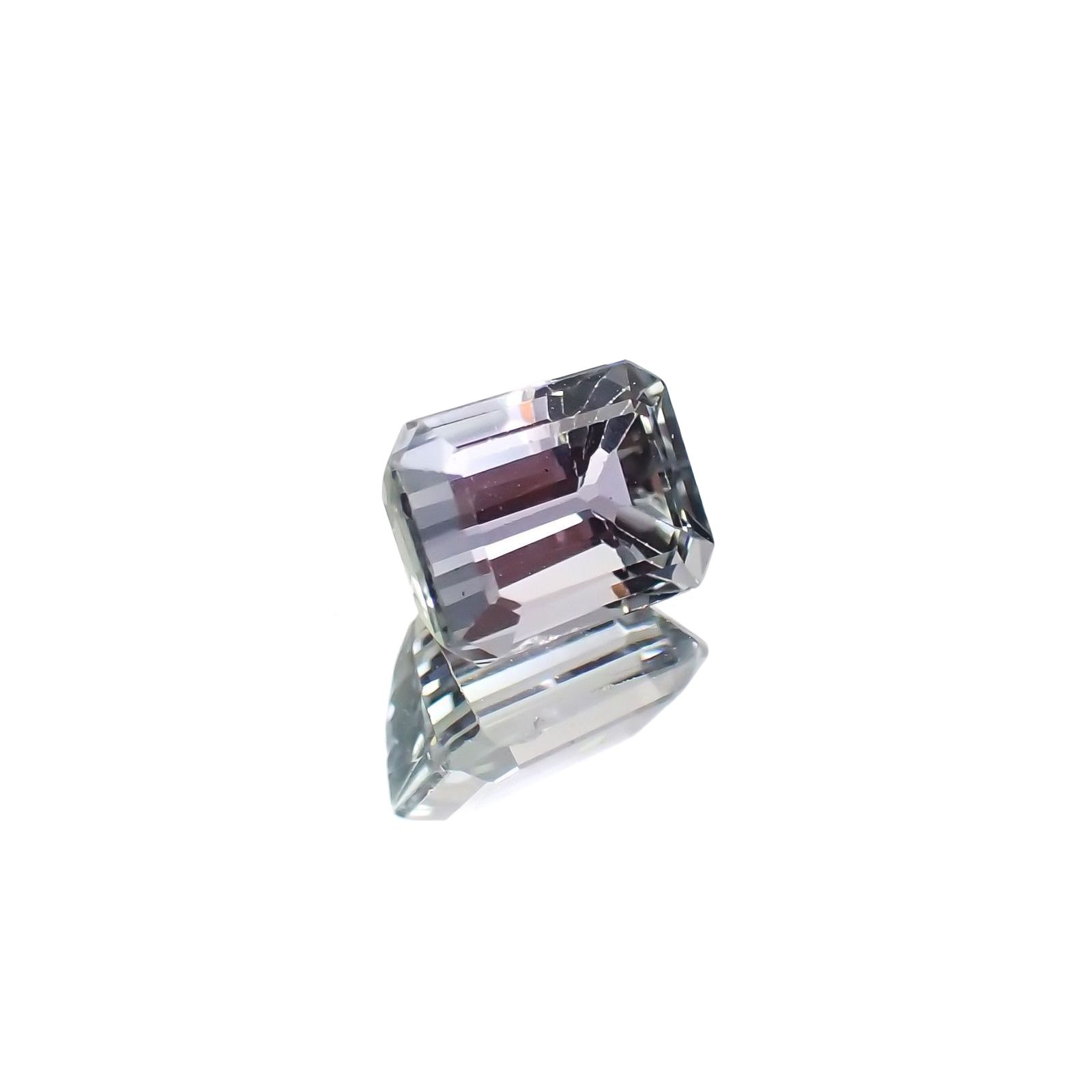 バイカラータンザナイト(宝石名タンザナイト) タンザニア産 ソ付(彩珠) 0.880ct / 5.9x4.3mm前後 [210711577]