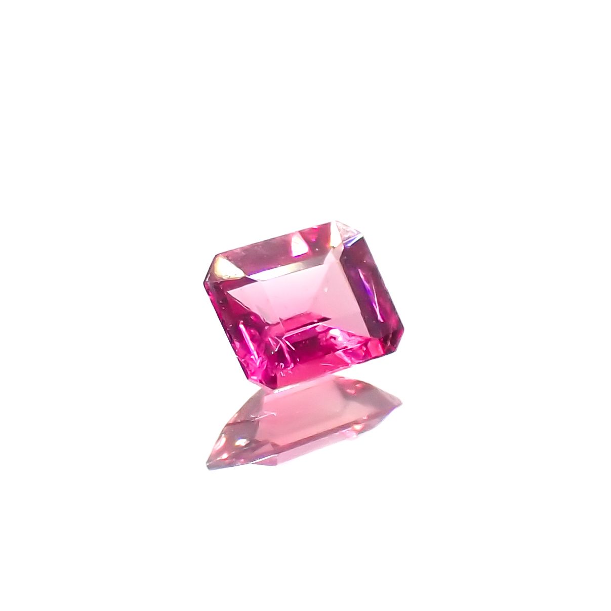 レッドベリル(宝石名レッド・ベリル)アメリカ・ユタ州ワーワーマウンテン産 0.112ct ソ付(彩珠)[231124073]3.4x2.8mm前後