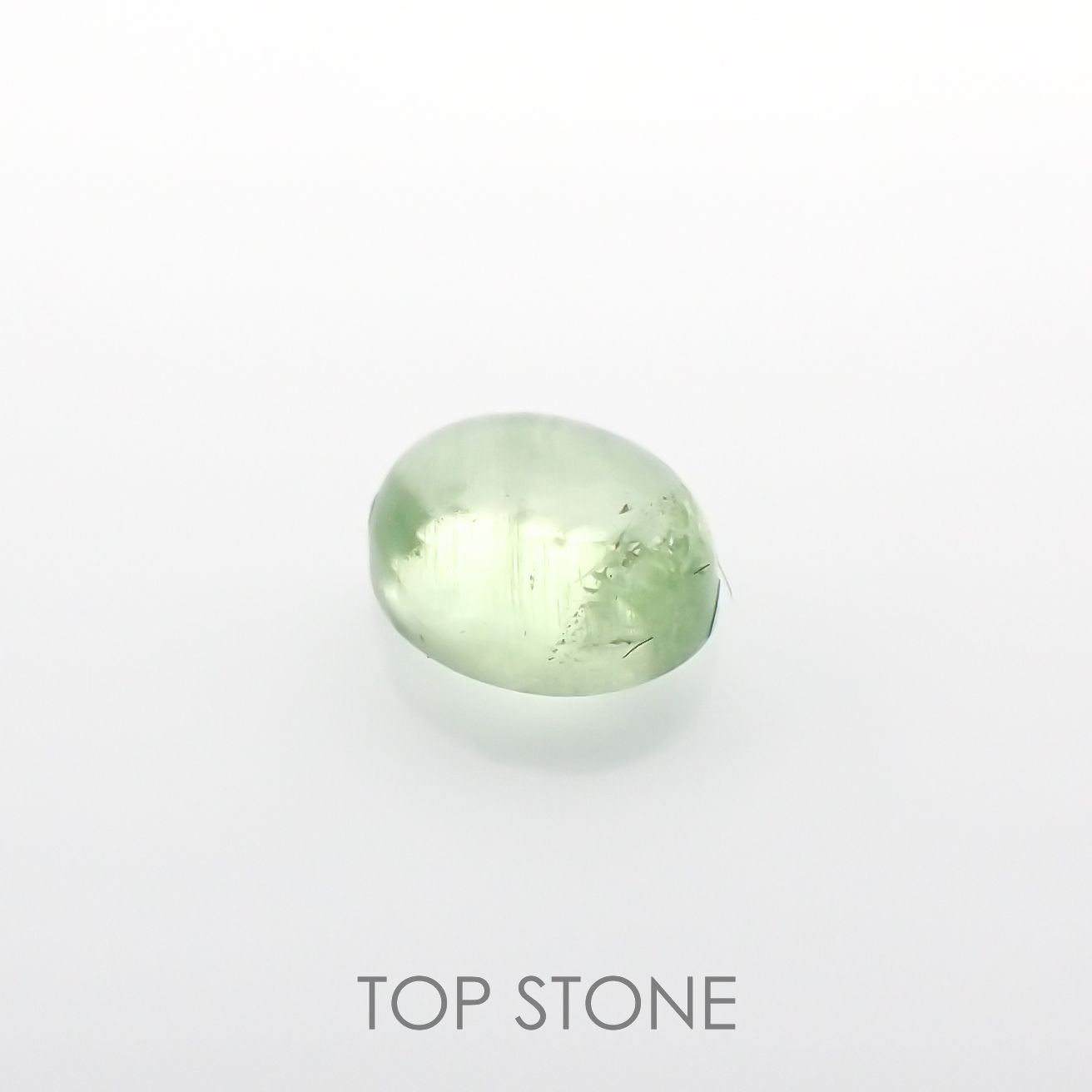 ミントガーネット(宝石名グロッシュラー・ガーネット)タンザニア産 0.56ct 識別済[220917748]4.9x4mm前後