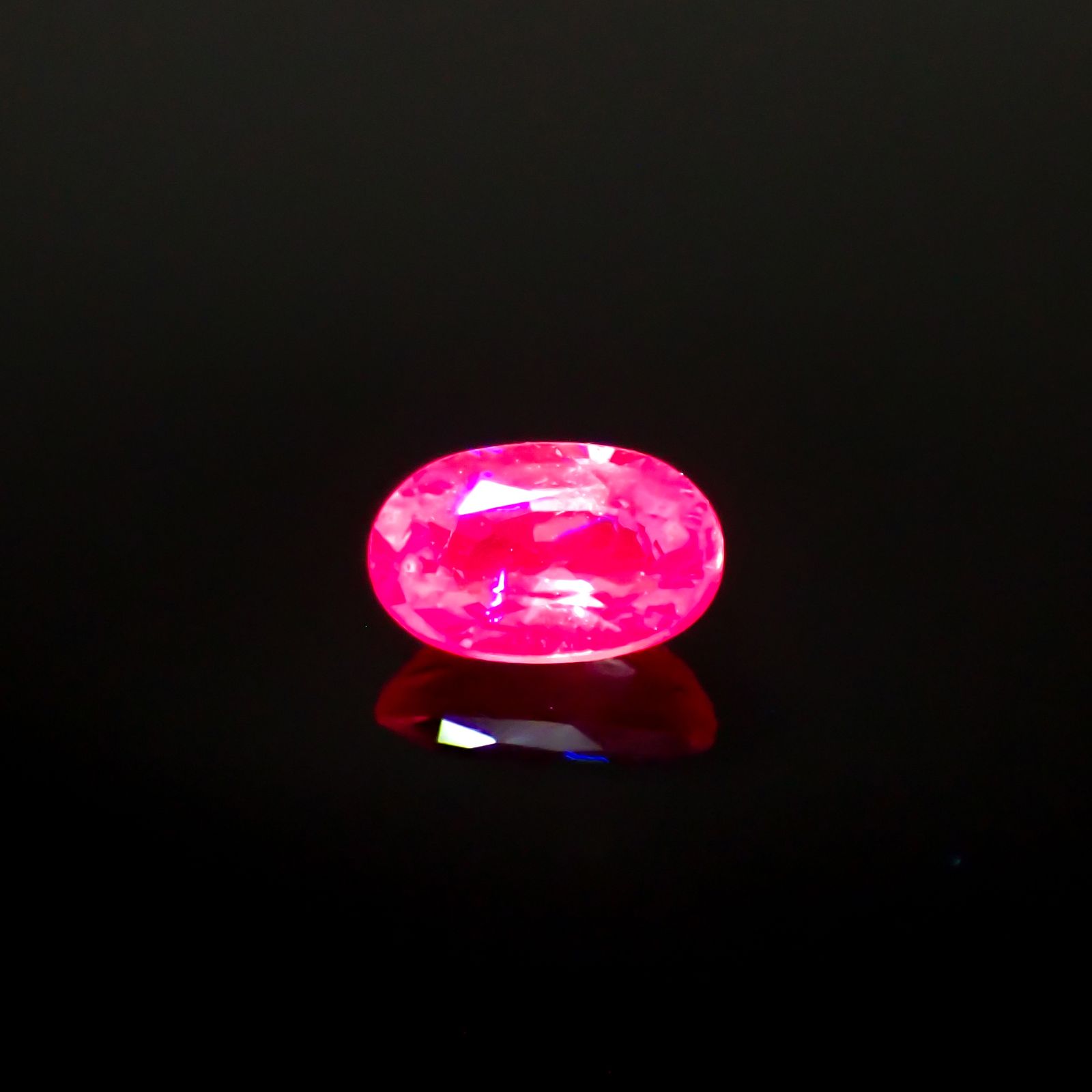 ネオンピンクサファイア スリランカ産 0.36ct[240728548]5.1x3.1mm前後