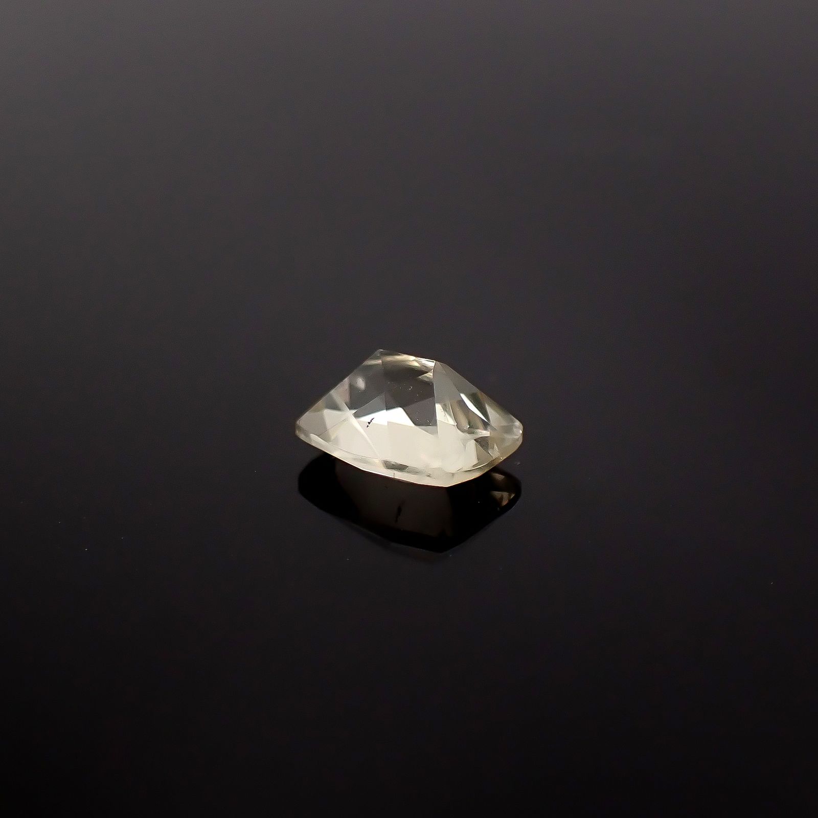 リューサイト 遊色効果あり イタリア産 0.79ct / 6.9x5.4mm前後 [260131559]