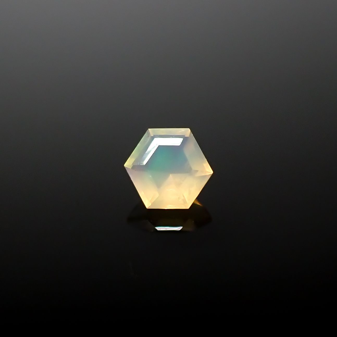 ◇ヘキサゴンカット◇エチオピアオパール エチオピア産 0.087ct[240226208]3.3x3.2mm前後