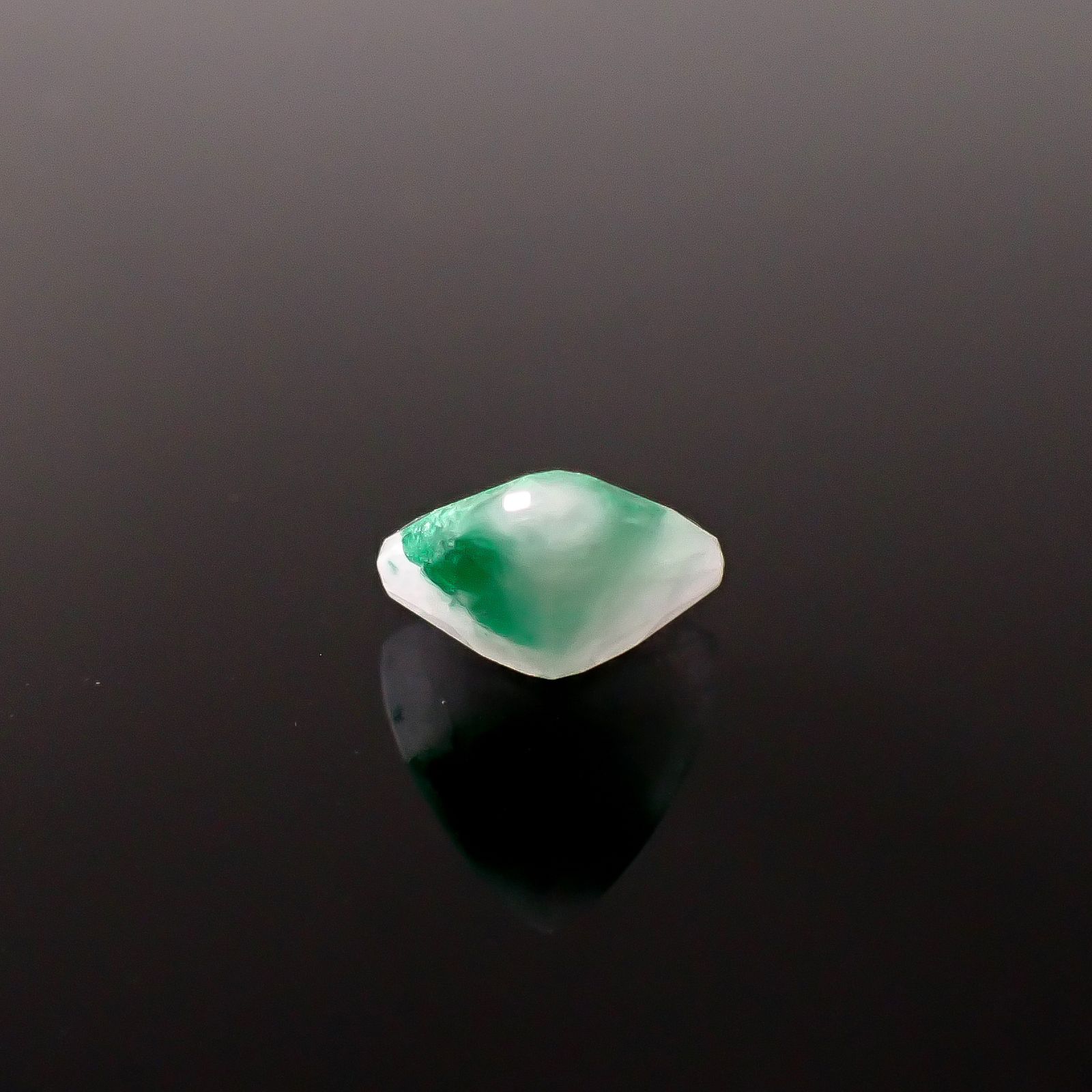 エメラルドインクォーツ パキスタン産 3.11ct / 10.7x10.7mm前後 [260231659]