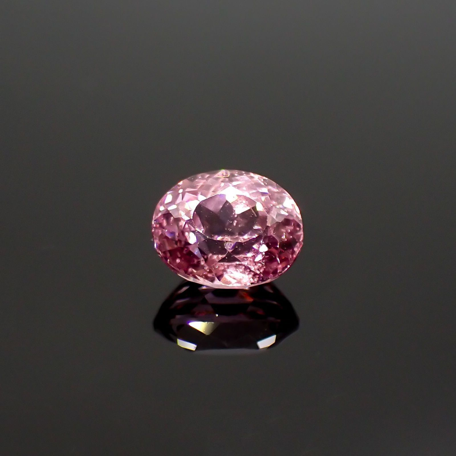 カラーシフトマラヤガーネット(宝石名ガーネット)タンザニア産 識別済 1.27ct / 6.6x5.5mm前後 [260415015]