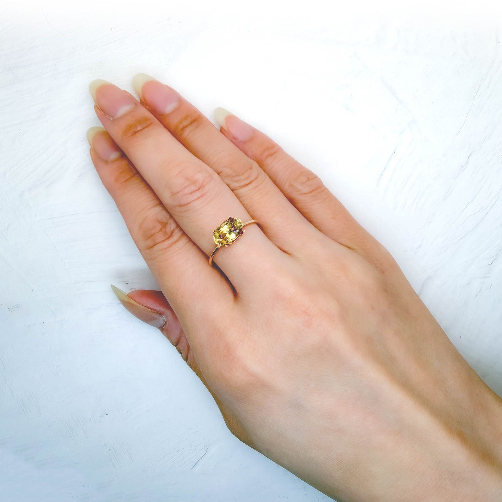 イエロージルコン スリランカ/カンボジア産 2.30ct / 9x5.5mm前後 [260932965]