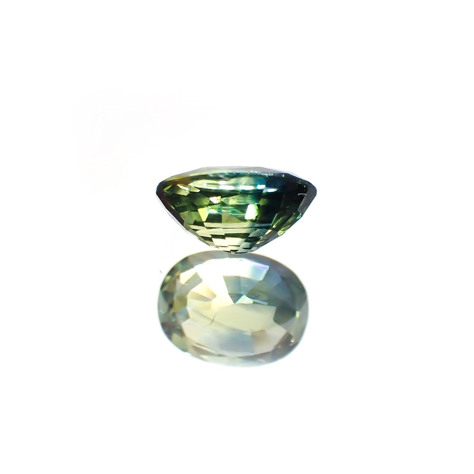 バイカラーサファイア(宝石名バイカラー・サファイア)マダガスカル/オーストラリア産 識別済 0.64ct / 5.6x4.2mm前後 [220114082]