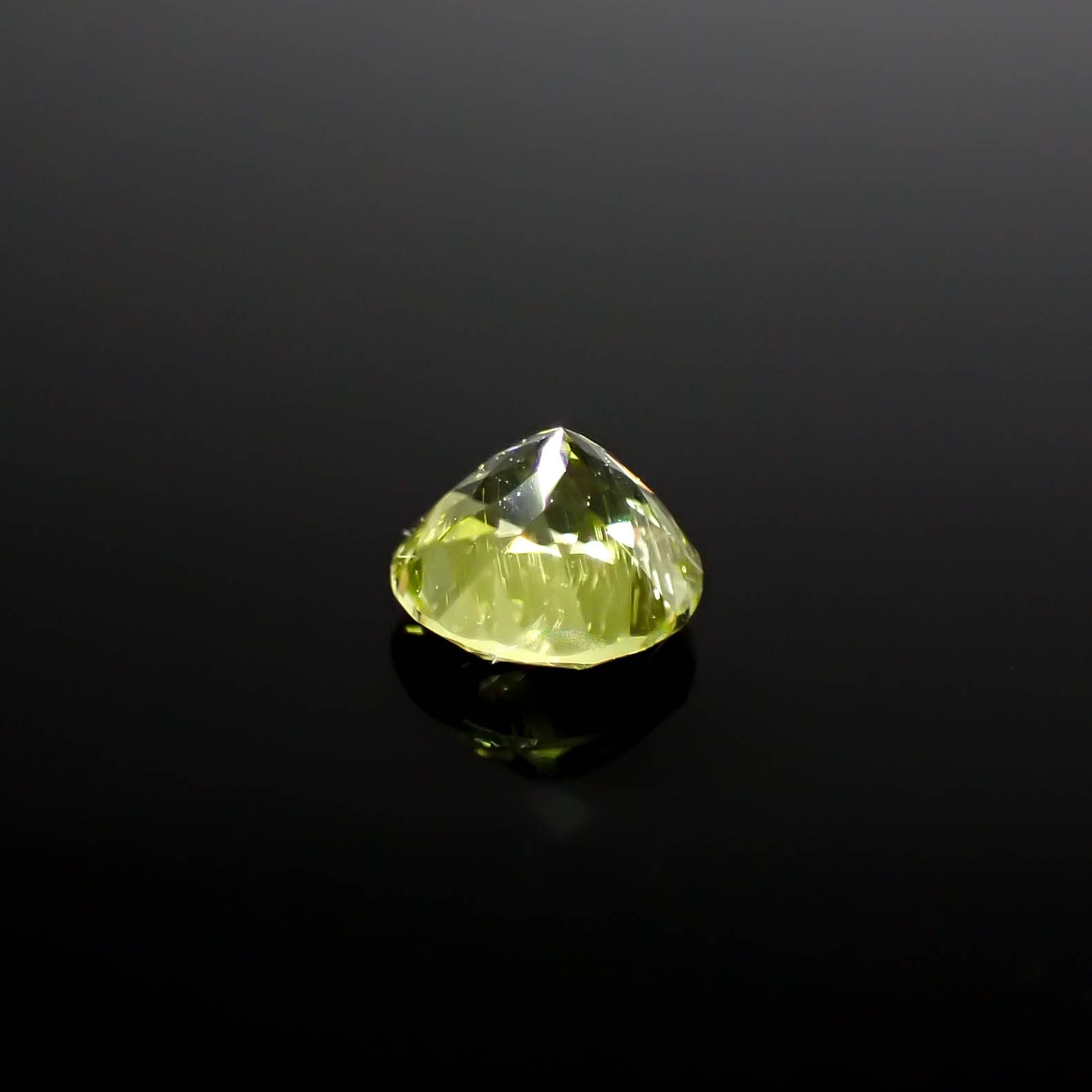 パラサイティックペリドット 採取地：インドネシア・ジェパラ 0.24ct [250730747]3.7x3.7mm前後