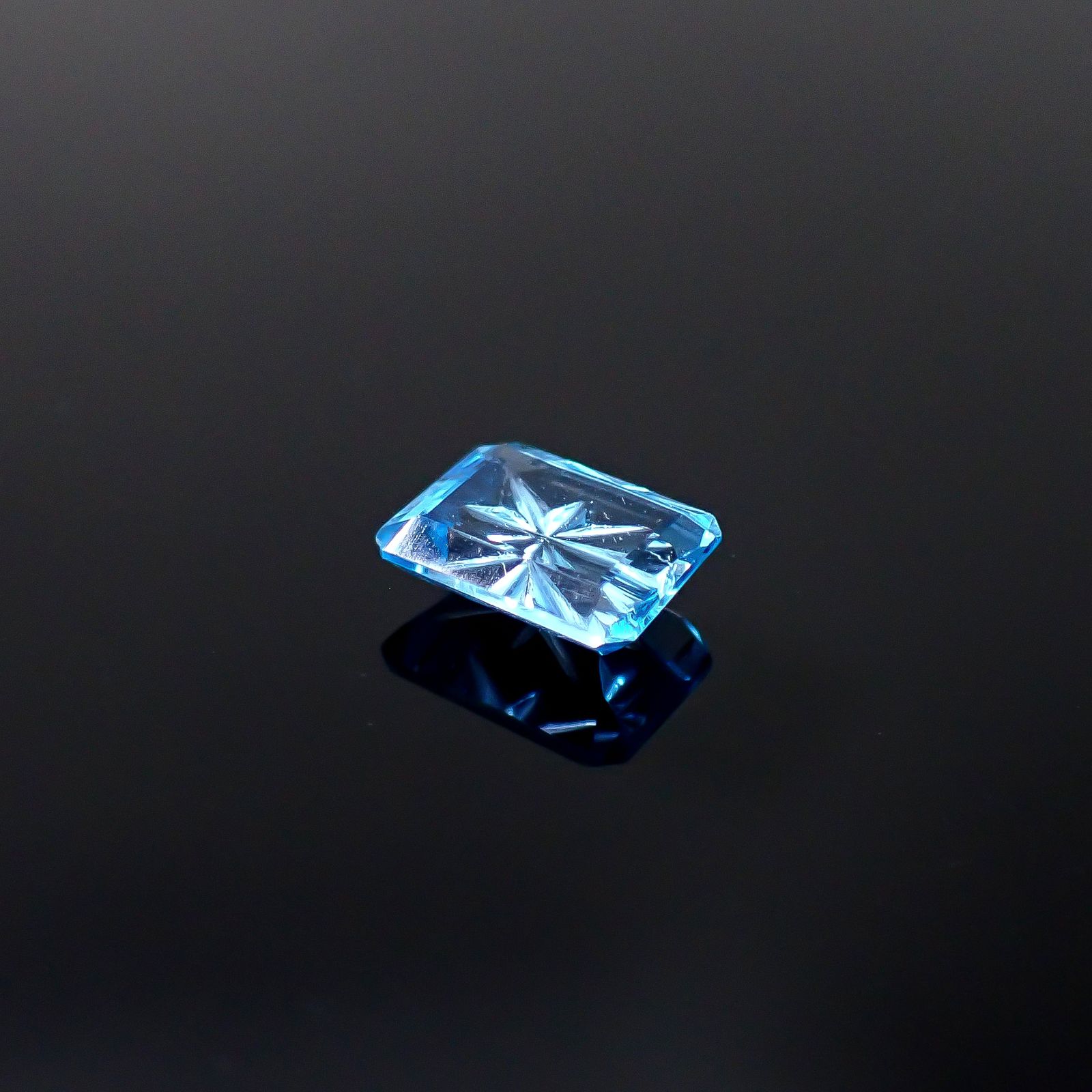 ◇甲州貴石切子Plus Three◇スイスブルートパーズ ブラジル産 1.63ct / 8.1x6.2mm前後 [251231457]