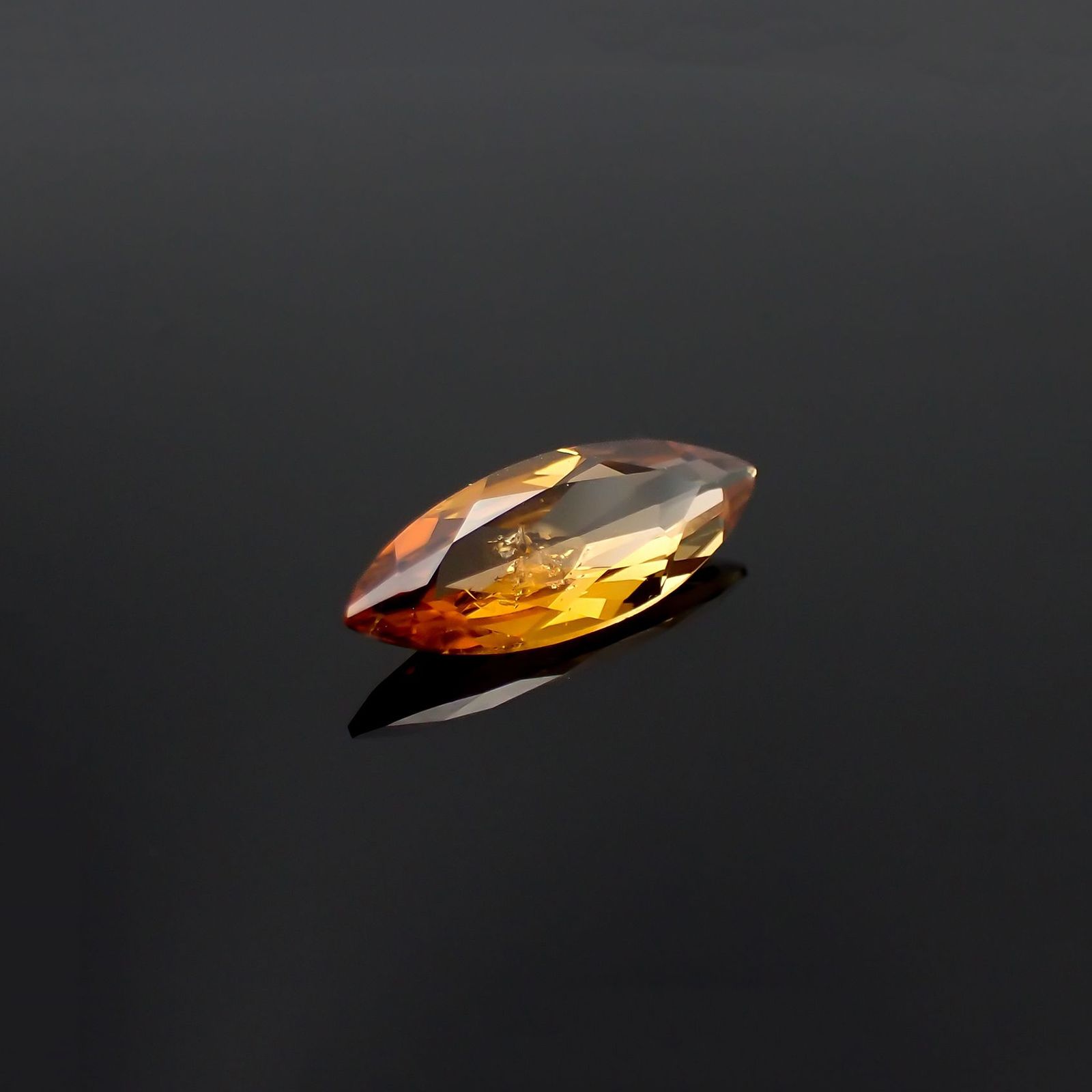 マグネシオアキシナイト フルオレッセンス(宝石名マグネシオ・アキシナイト)タンザニア産 ソ付(日独) 2.510ct / 17.22x6.39mm前後 [230421871]