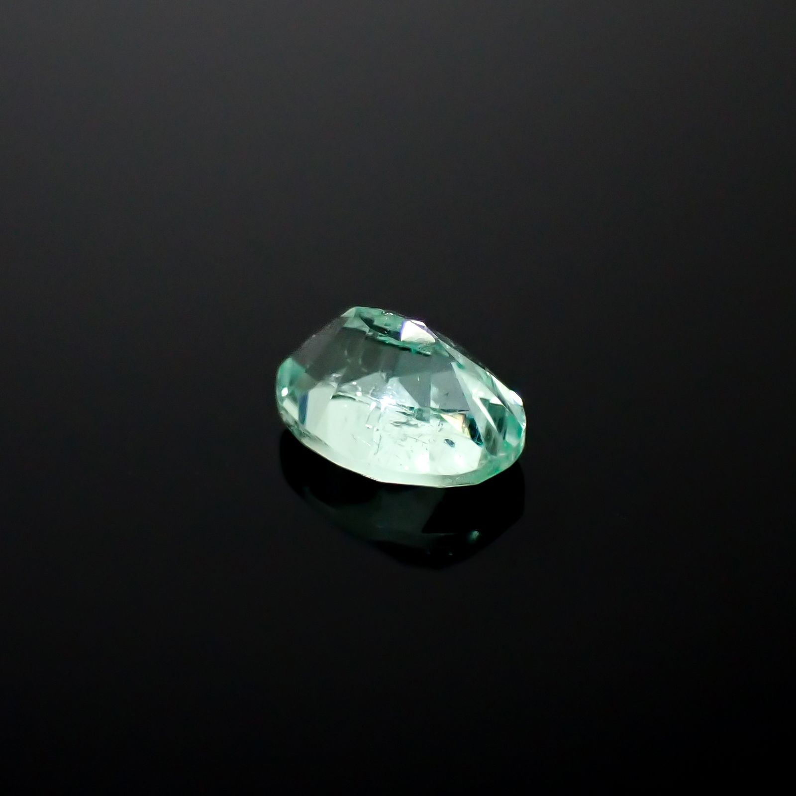 パライバトルマリン(宝石名トルマリン/別名パライバ・トルマリン)モザンビーク産 0.894ct ソ付(宝貴協)[241229546]6.95x5.07mm前後