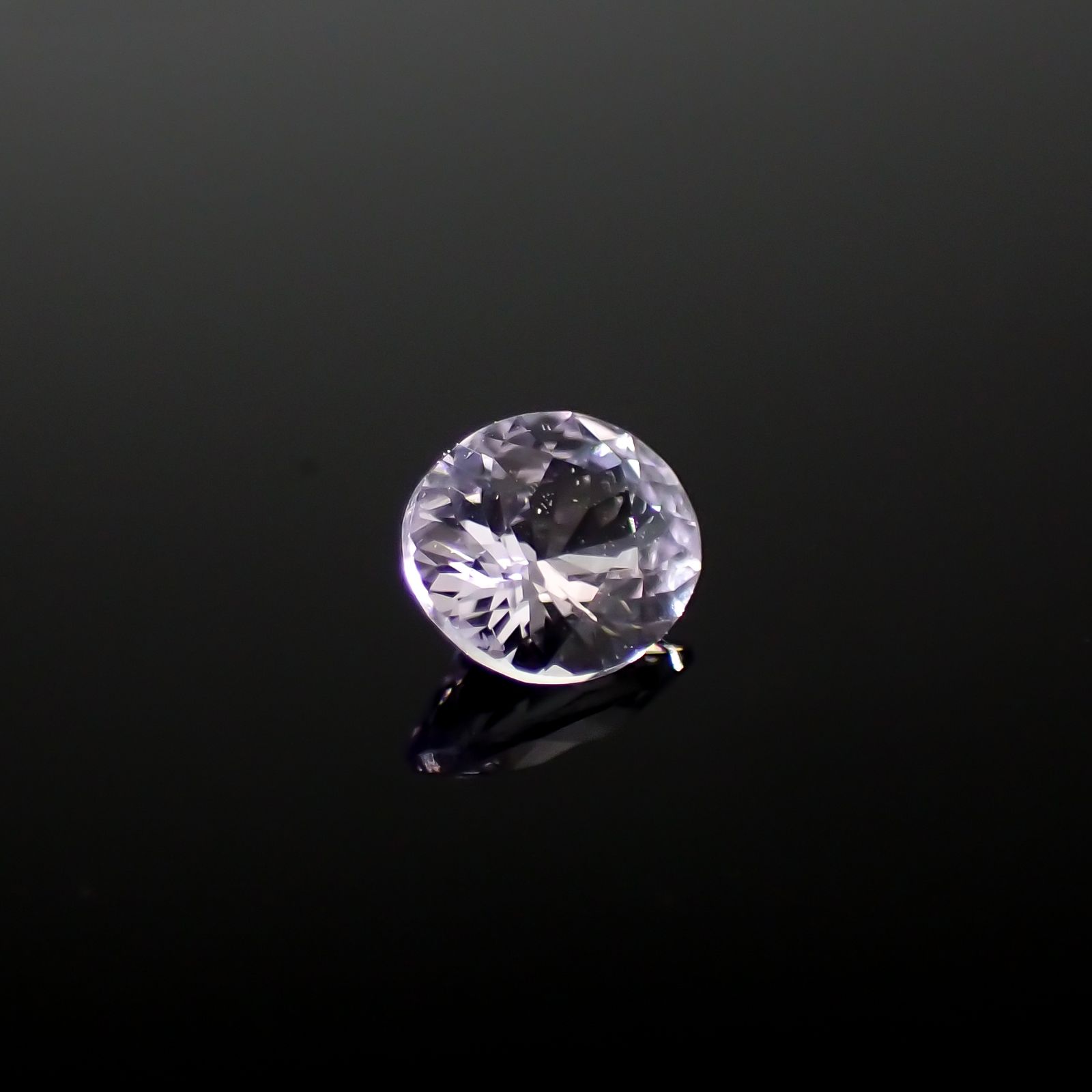 アイスラベンダーサファイア(宝石名サファイア)スリランカ/マダガスカル産 0.20ct 識別済[240226282]3.7x3.2mm前後