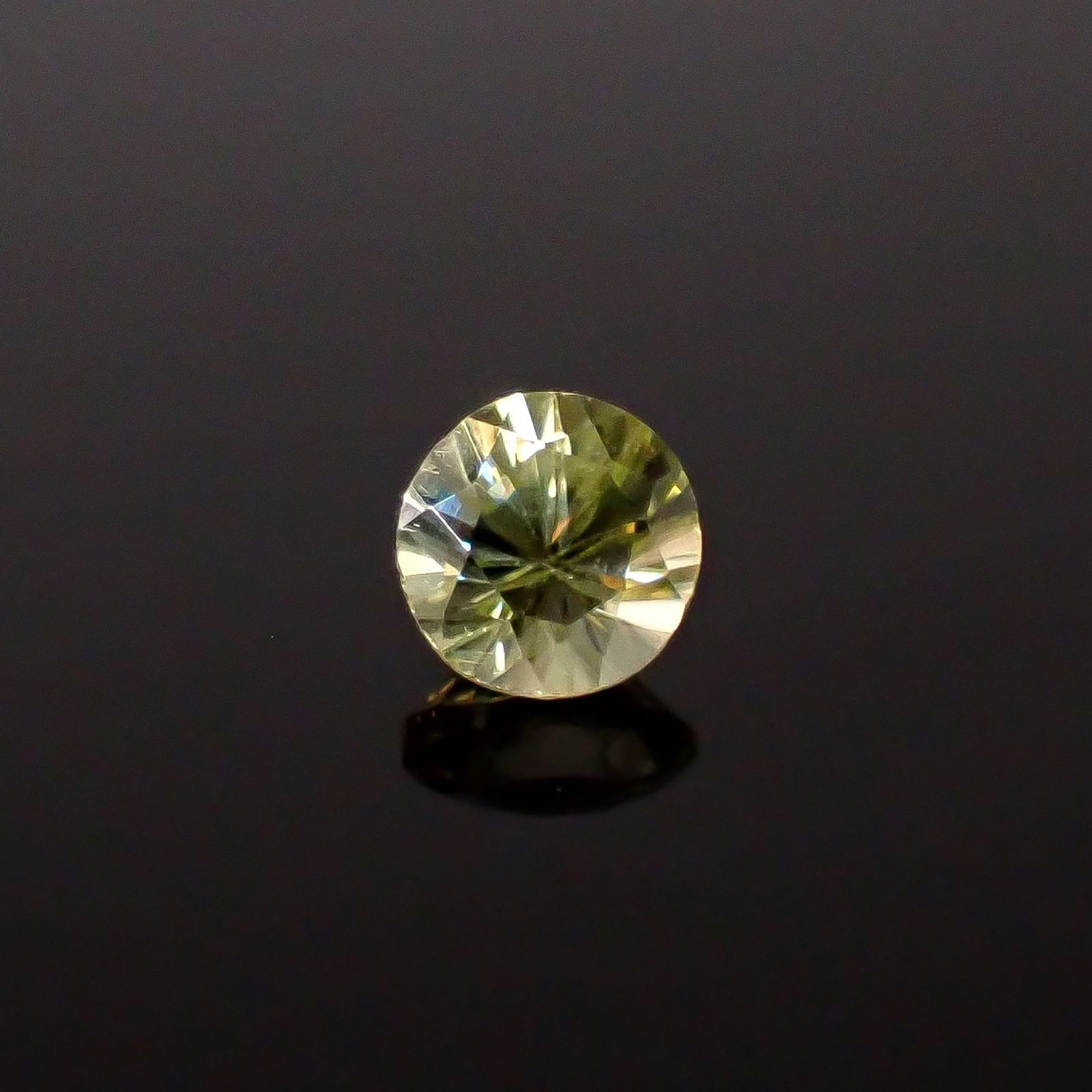 スフェーン(宝石名スフェーン)マダガスカル産 識別済 0.30ct / 3.9x3.9mm前後 [251231367]