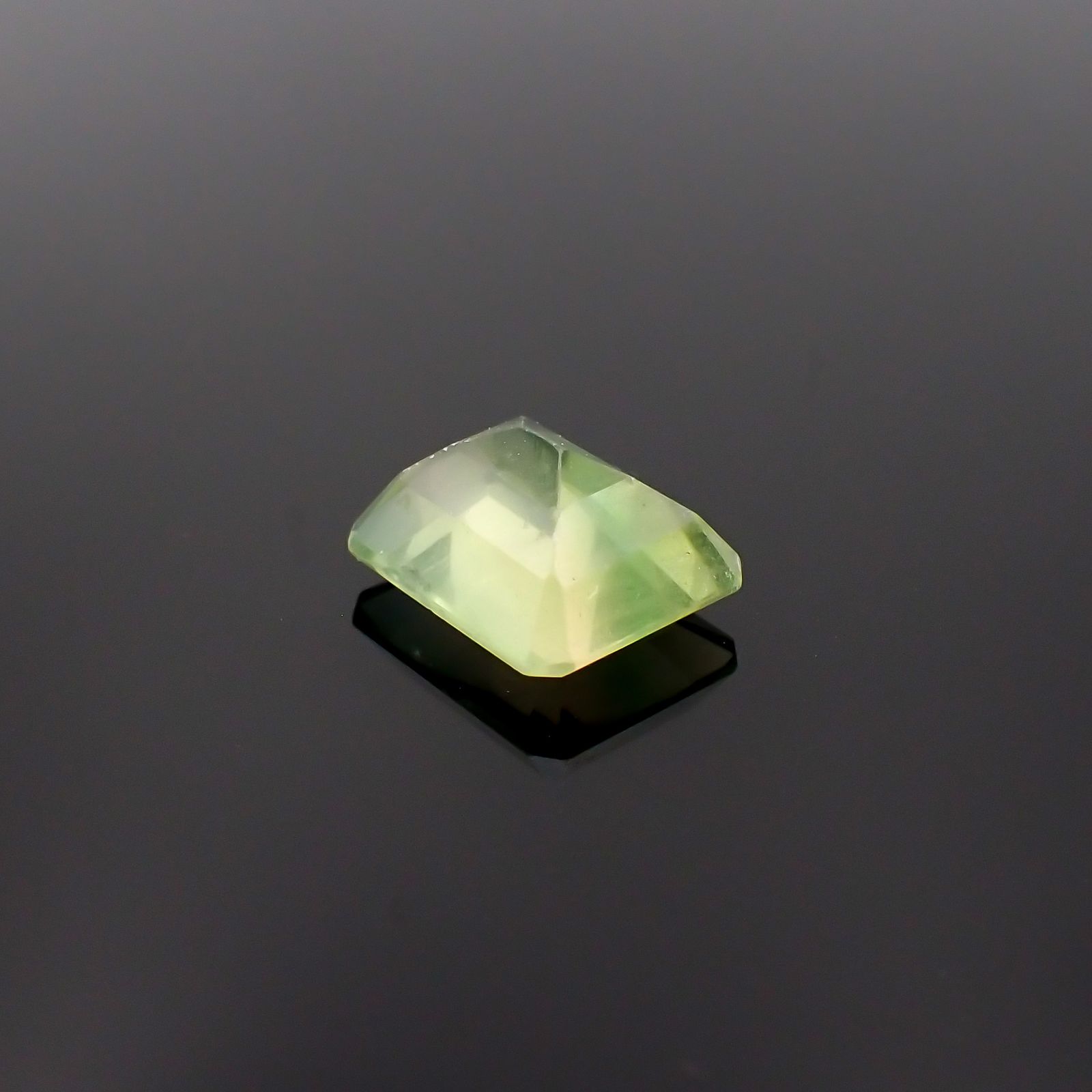 バイカラーフローライト フルオレッセンス ブラジル産 3.57ct[230722974]9.8x8mm前後