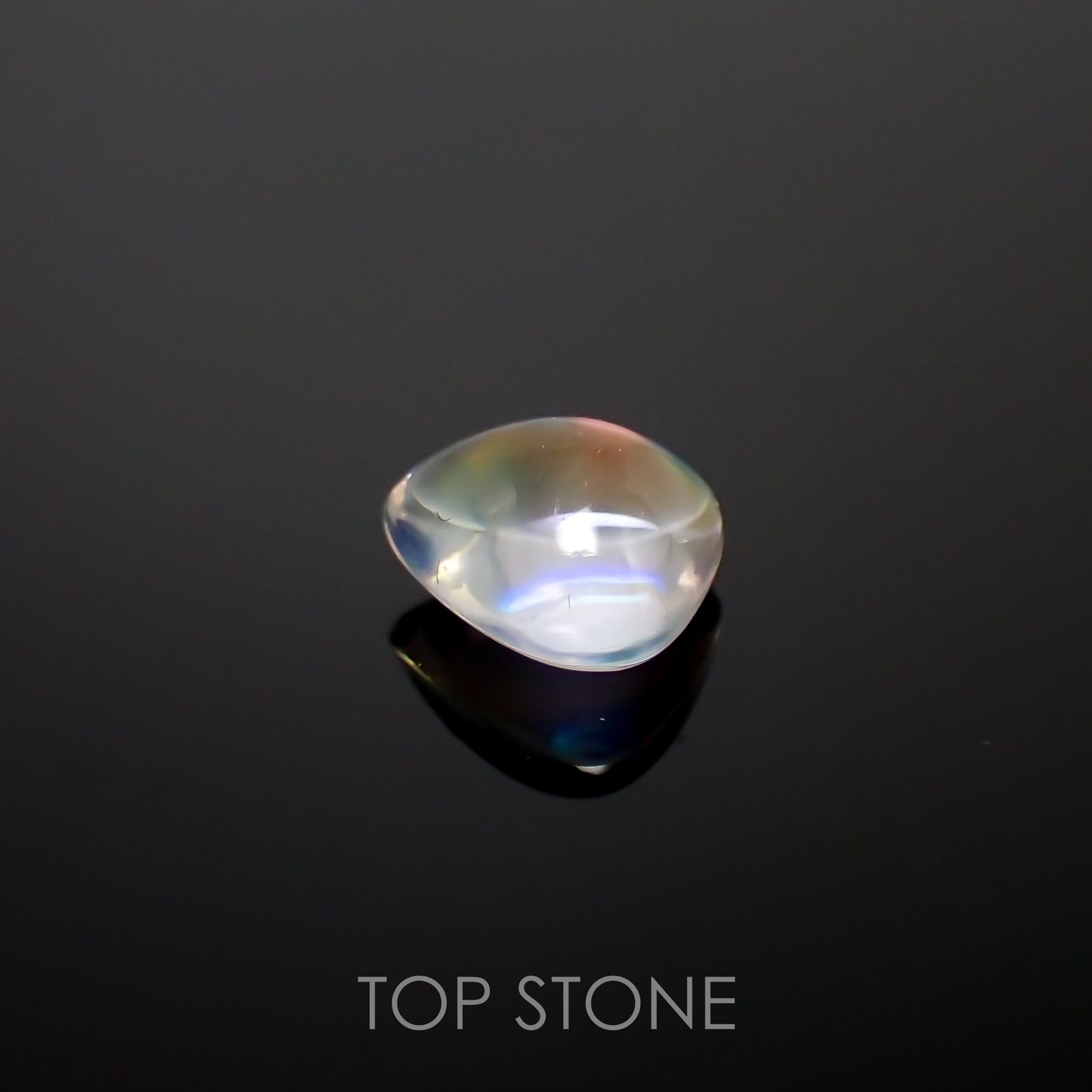 ◇バフカット◇レインボームーンストーン(宝石名ラブラドライト)マダガスカル産 0.75ct 識別済[220515909]5.8x6.5mm前後