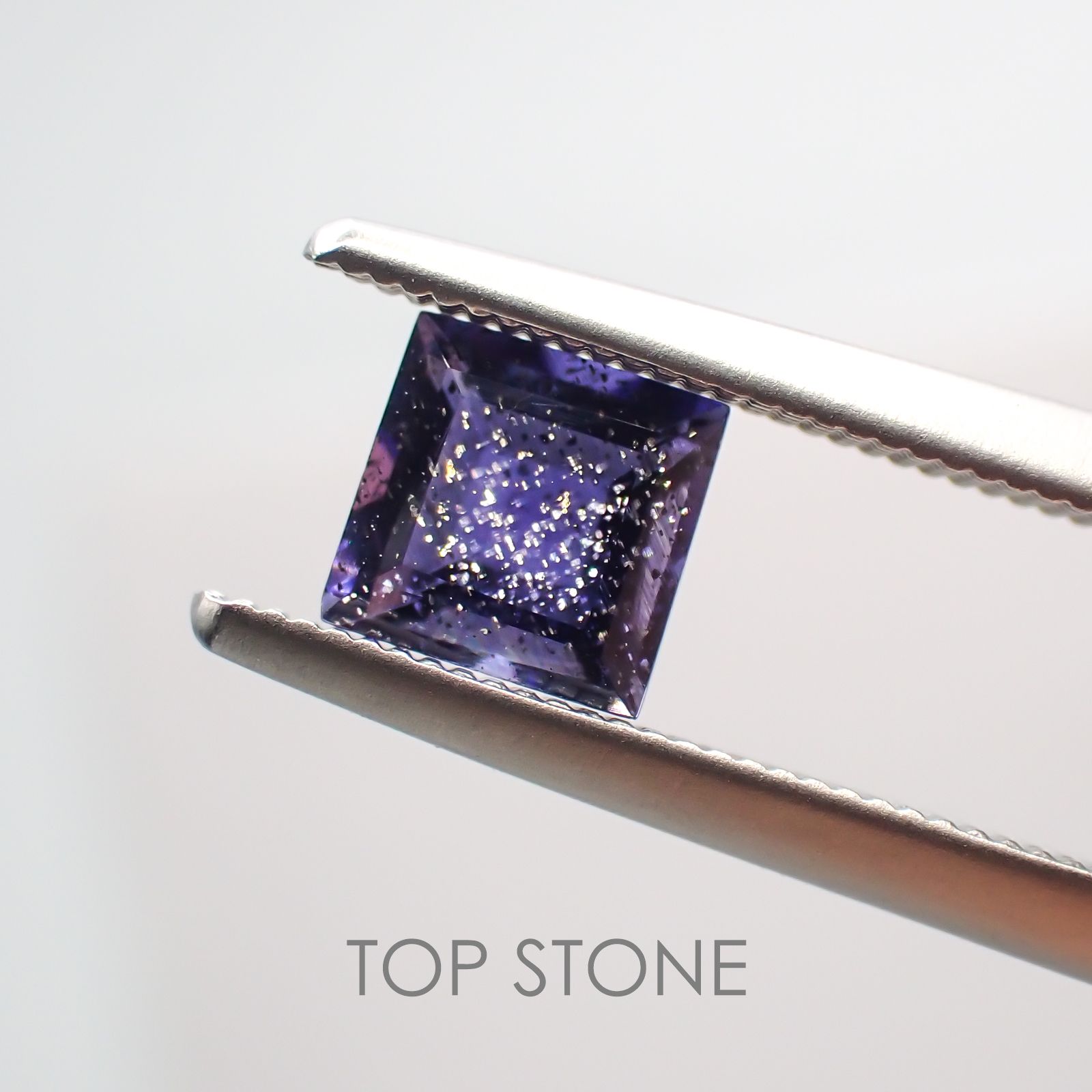 アイオライトサンストーン ブラジル・インド産 ルース 0.67ct[210310439]5.2×5.2mm前後