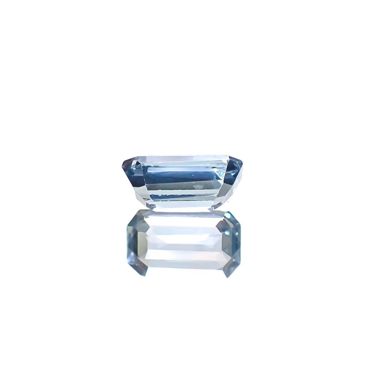 アイスブルーサファイア スリランカ産 0.45ct [241229588]5.3x3.1mm前後