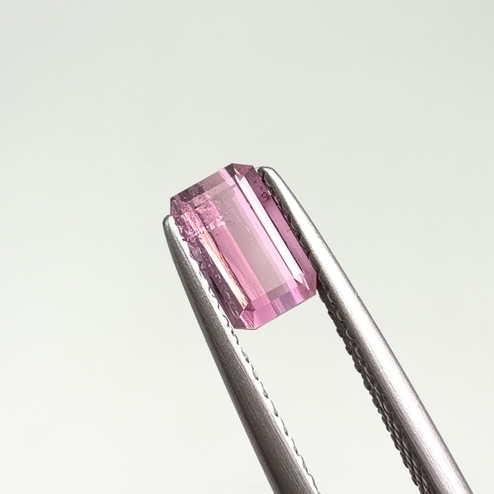 パープルトルマリン アフガニスタン産 0.86ct / 6.7x4.2mm前後